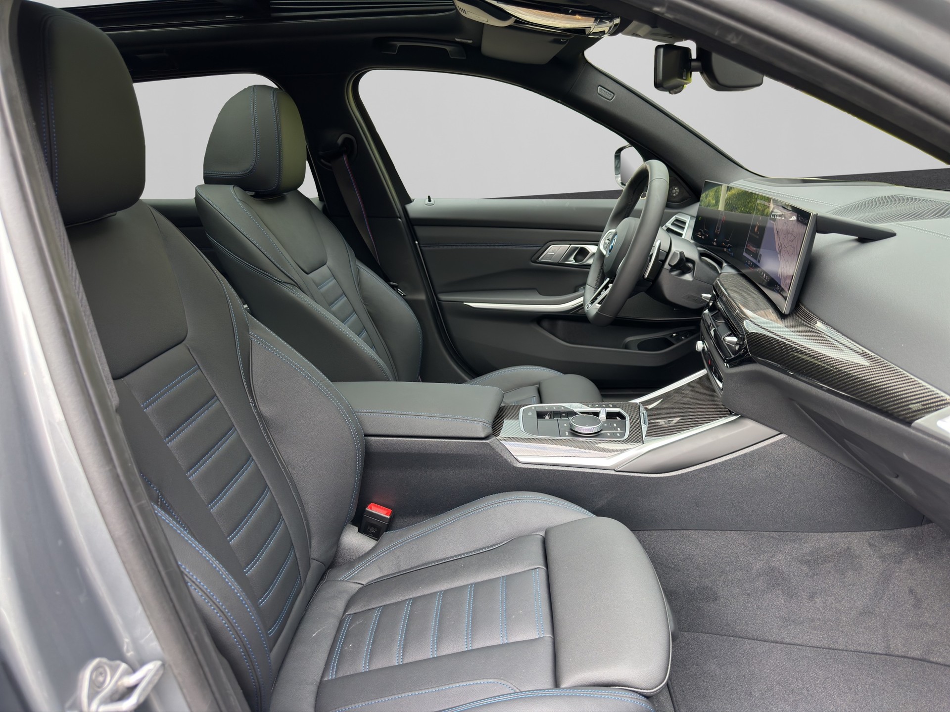 BMW 330e x DriveTouring Steptronic M Sport Pro-image-19