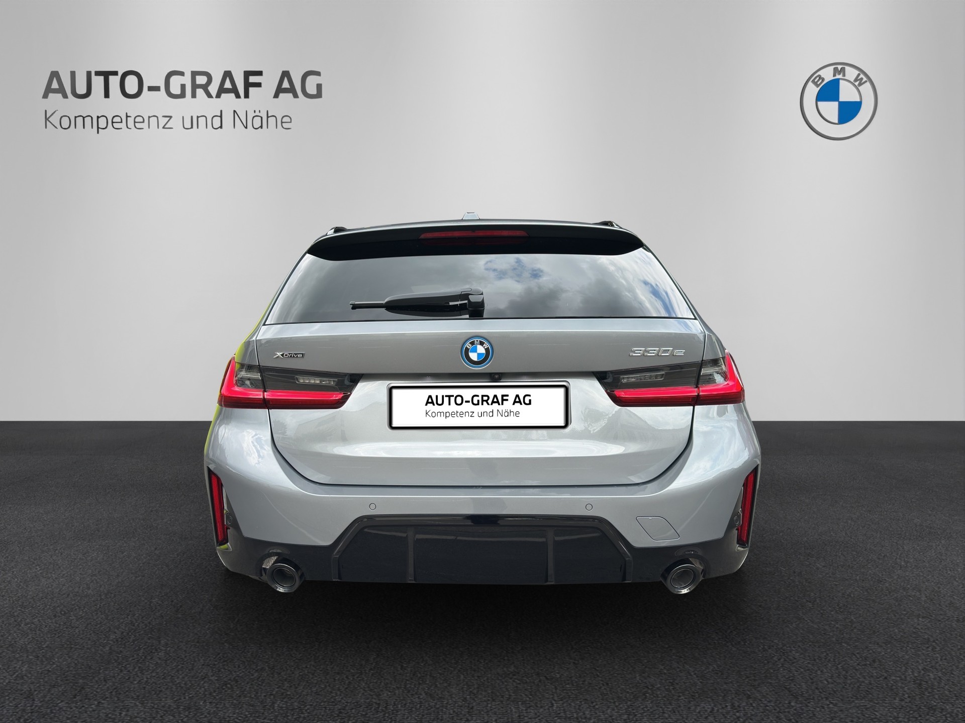 BMW 330e x DriveTouring Steptronic M Sport Pro-image-3