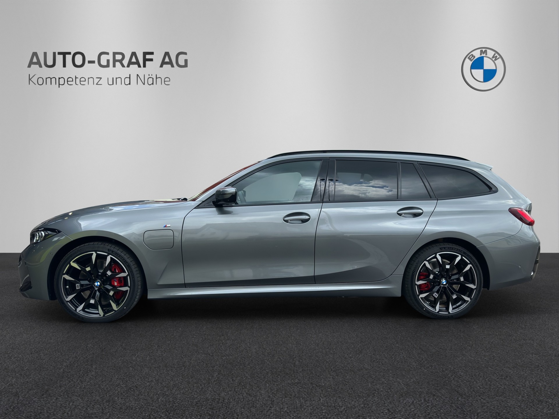 BMW 330e x DriveTouring Steptronic M Sport Pro-image-1