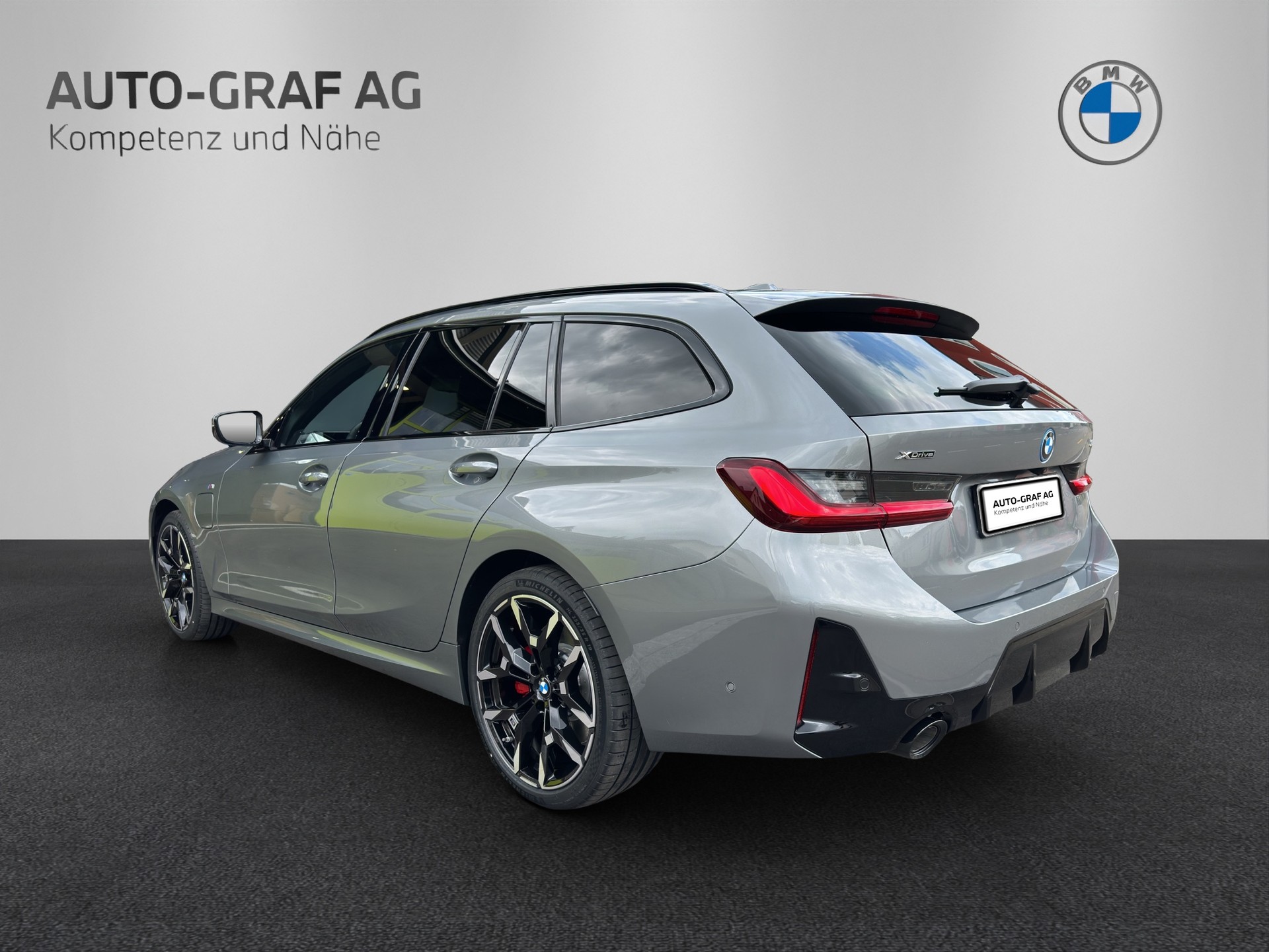 BMW 330e x DriveTouring Steptronic M Sport Pro-image-2
