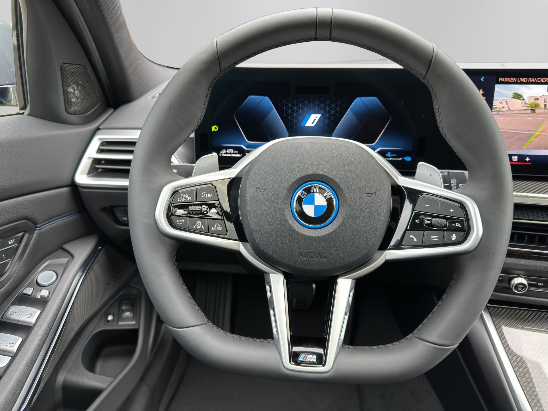 BMW 330e x DriveTouring Steptronic M Sport Pro-image-17