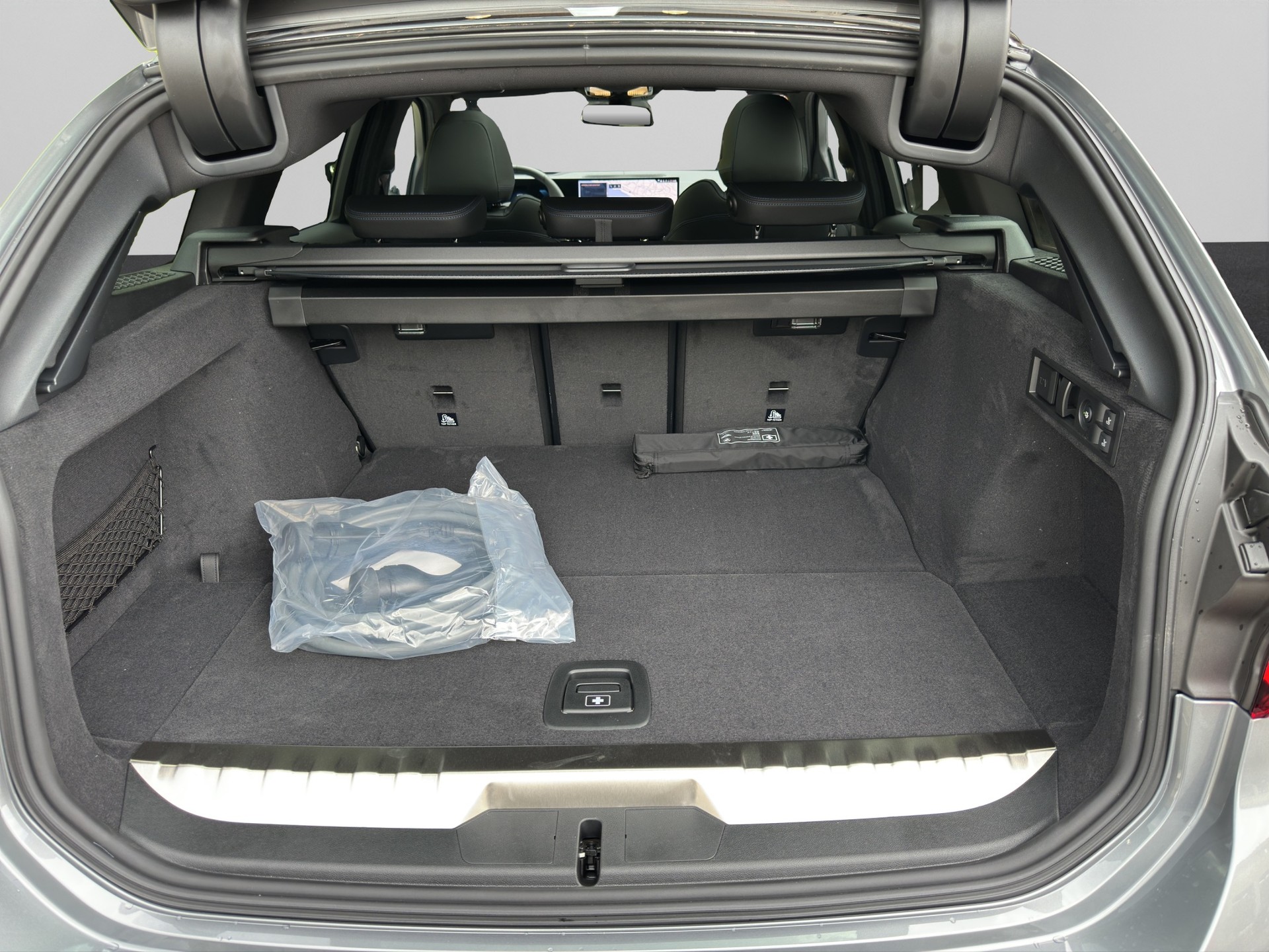 BMW 330e x DriveTouring Steptronic M Sport Pro-image-22