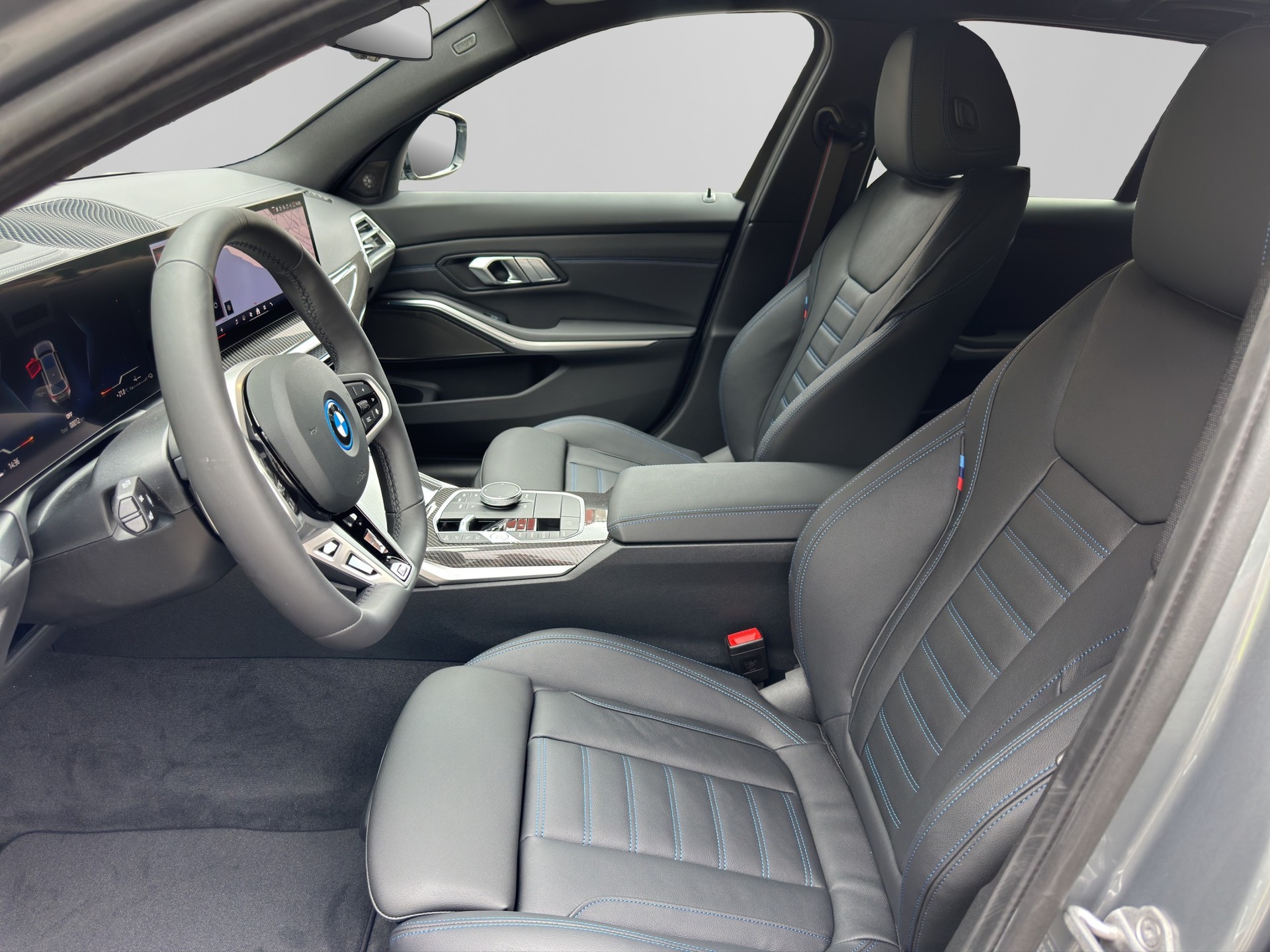 BMW 330e x DriveTouring Steptronic M Sport Pro-image-11