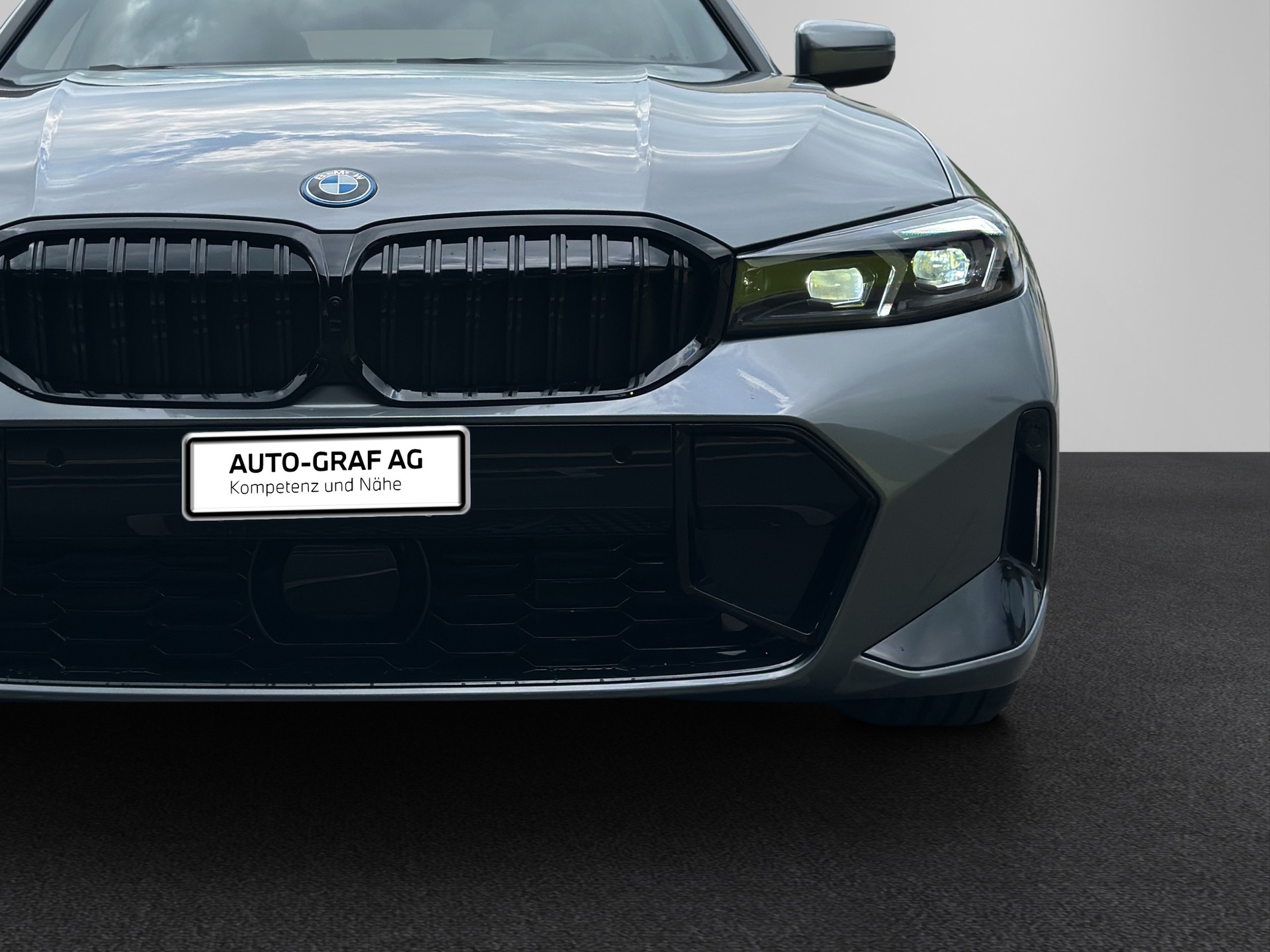 BMW 330e x DriveTouring Steptronic M Sport Pro-image-8