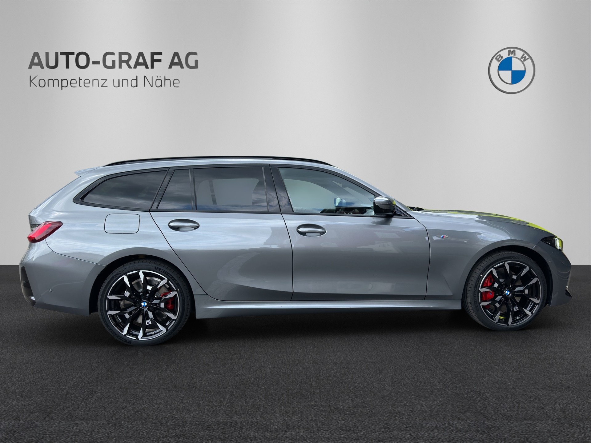 BMW 330e x DriveTouring Steptronic M Sport Pro-image-5