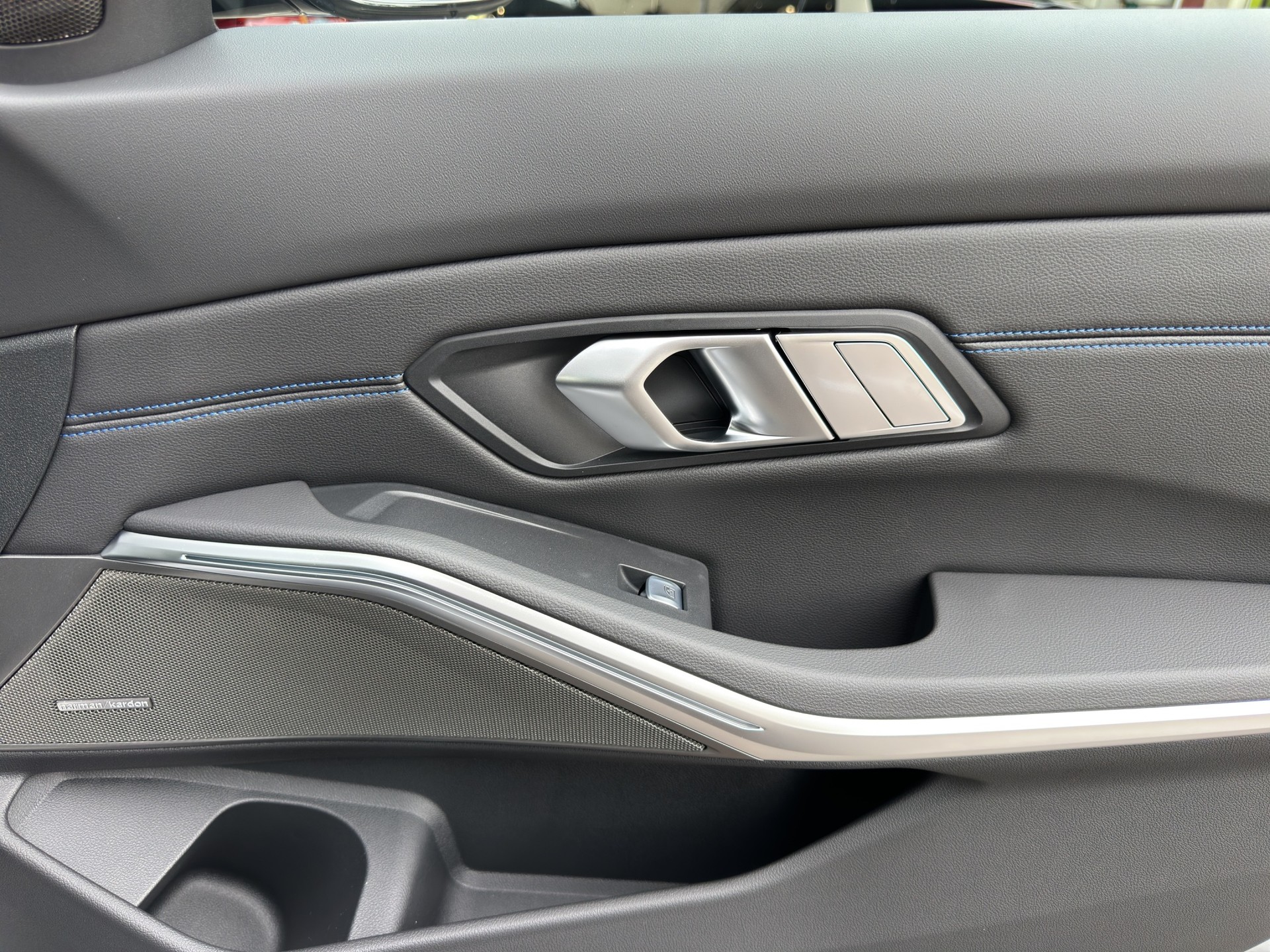 BMW 330e x DriveTouring Steptronic M Sport Pro-image-20