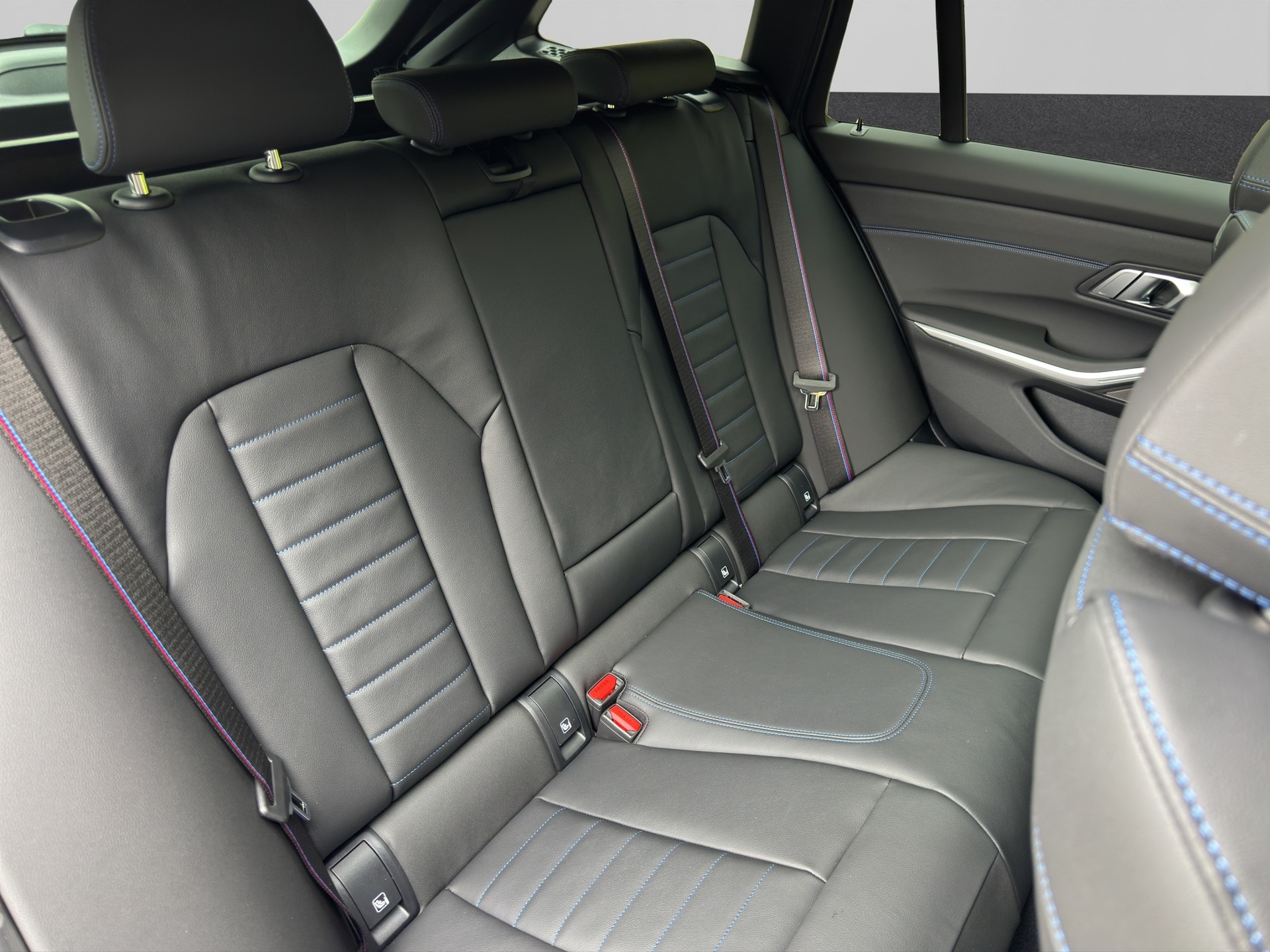 BMW 330e x DriveTouring Steptronic M Sport Pro-image-21