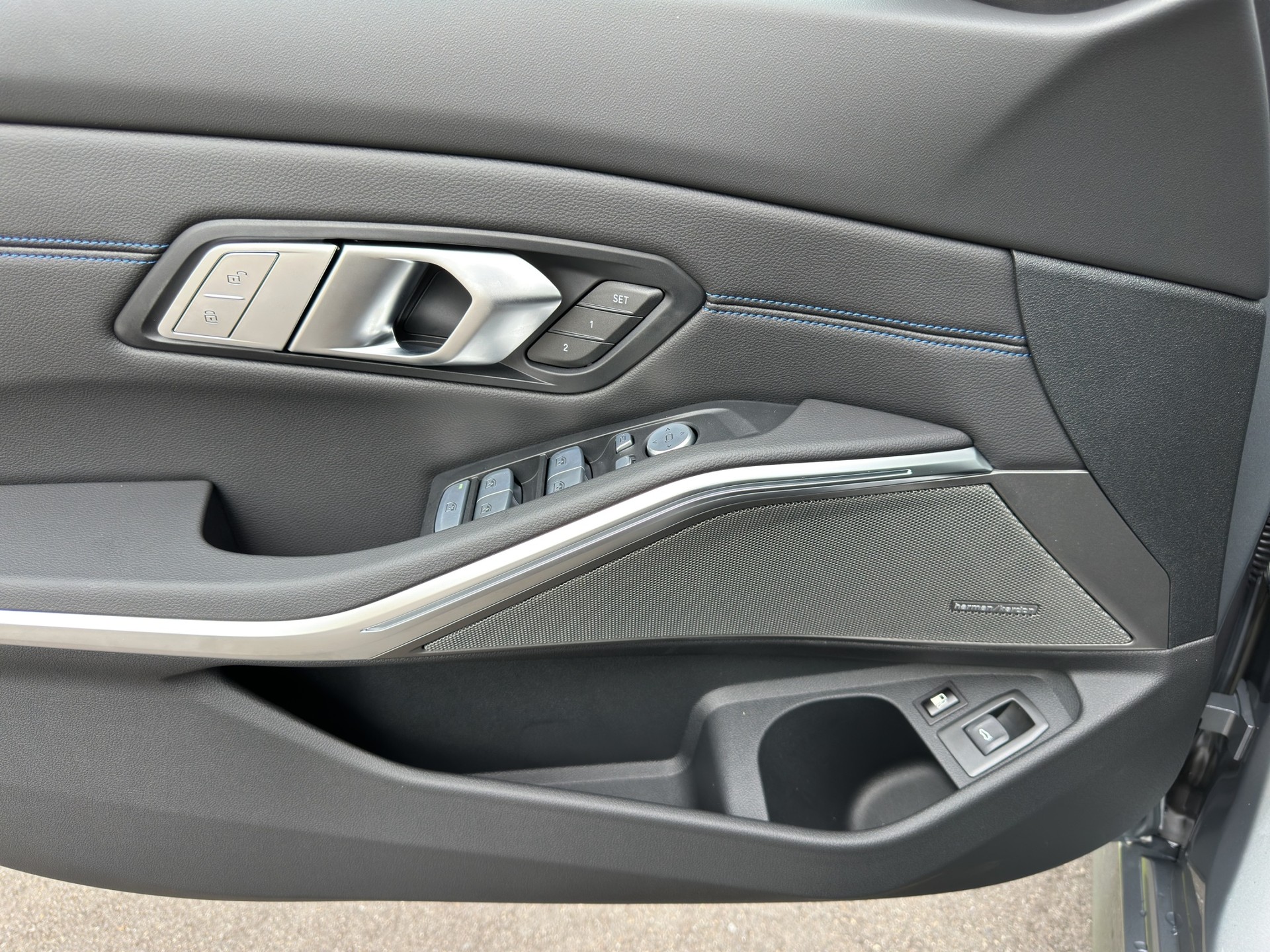 BMW 330e x DriveTouring Steptronic M Sport Pro-image-13