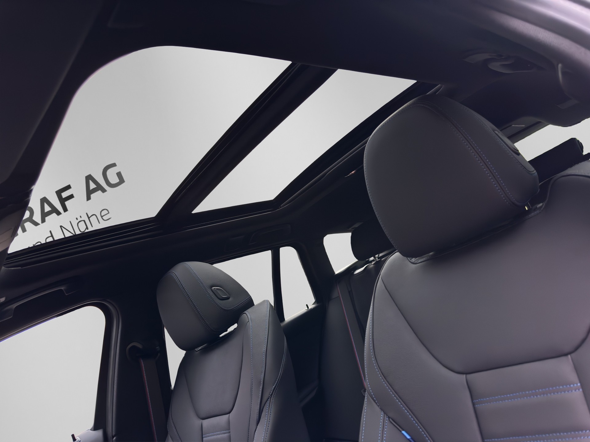 BMW 330e x DriveTouring Steptronic M Sport Pro-image-12