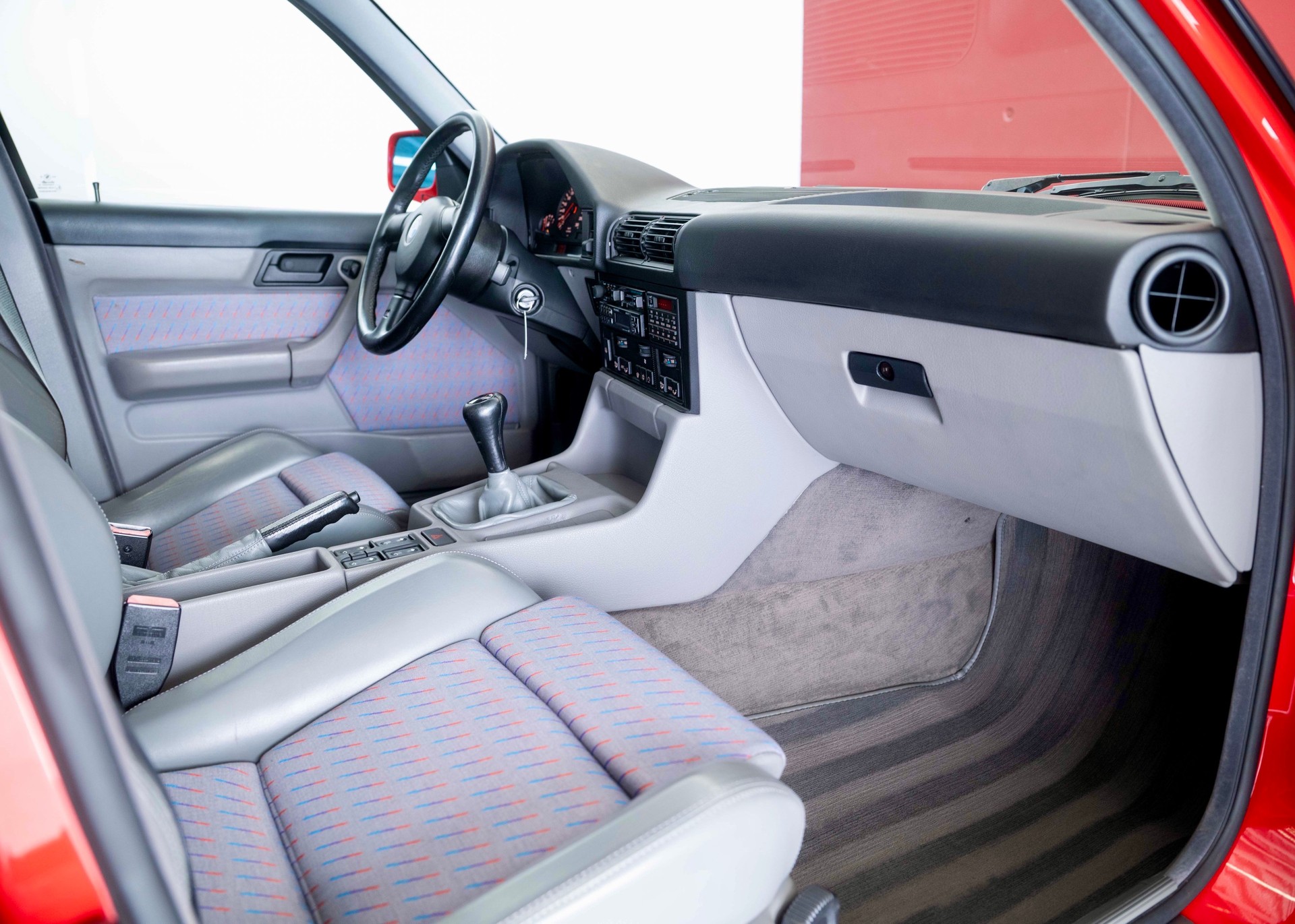 BMW M5 E34 3.6 Limousine (1st hand, 1st paint)-image-19