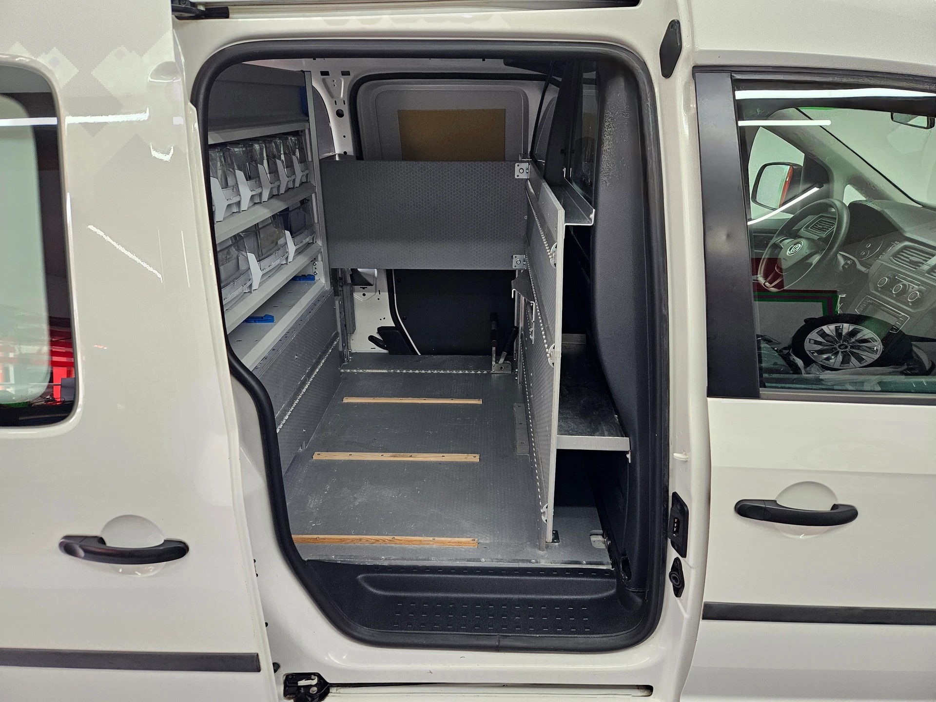 VW Caddy Maxi 2.0TDI BlueMotion Technology-image-12
