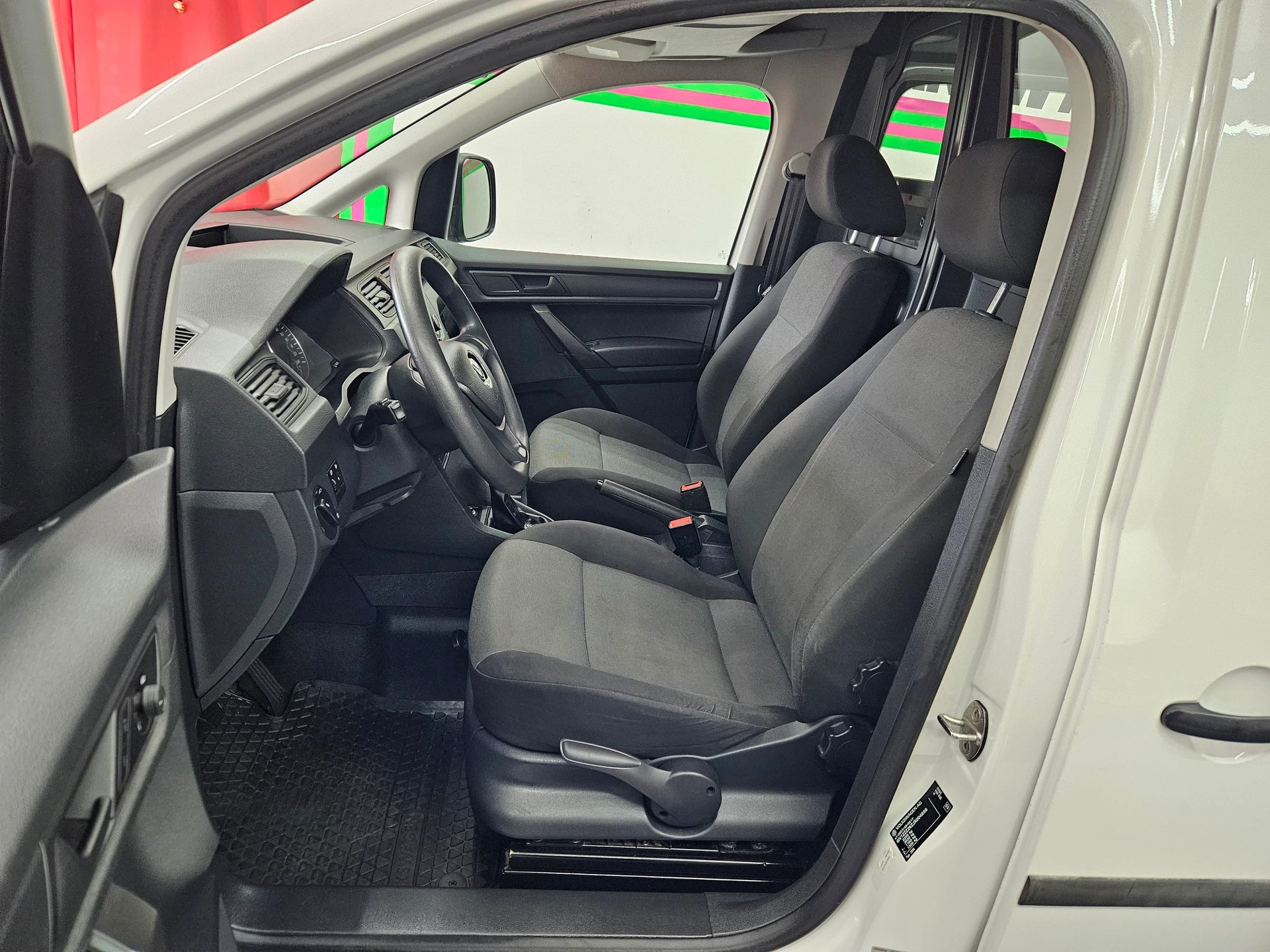 VW Caddy Maxi 2.0TDI BlueMotion Technology-image-9