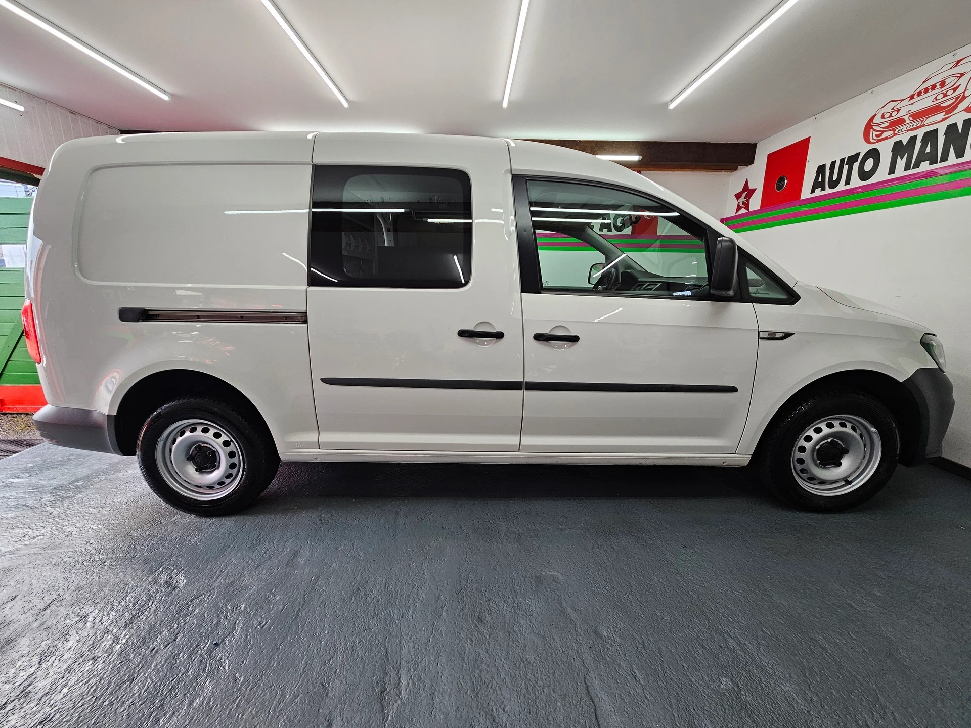 VW Caddy Maxi 2.0TDI BlueMotion Technology-image-3