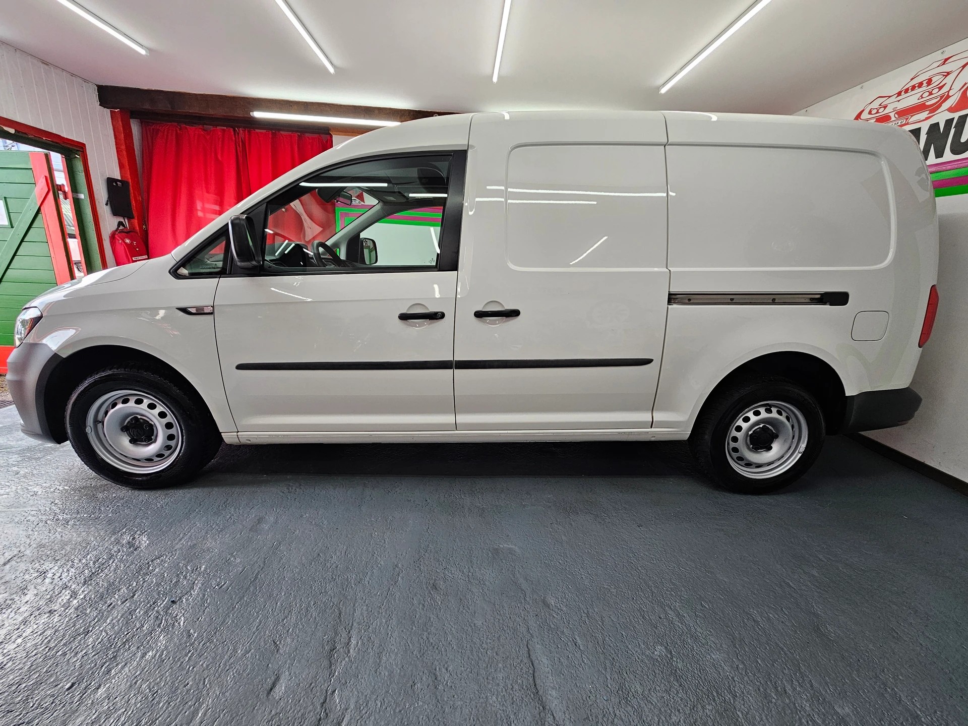 VW Caddy Maxi 2.0TDI BlueMotion Technology-image-4