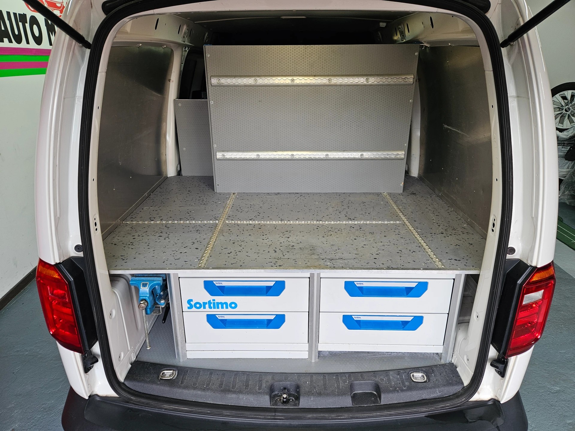 VW Caddy Maxi 2.0TDI BlueMotion Technology-image-14
