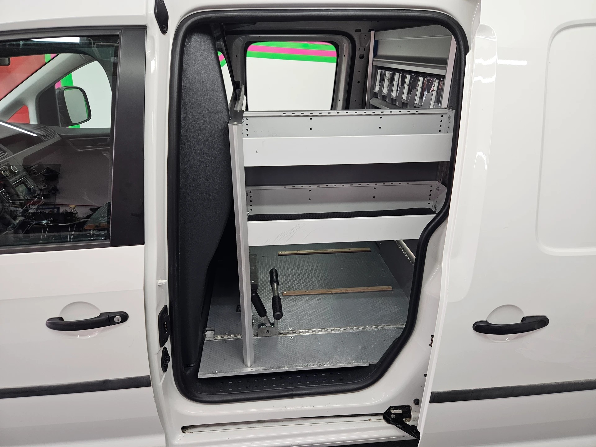 VW Caddy Maxi 2.0TDI BlueMotion Technology-image-11