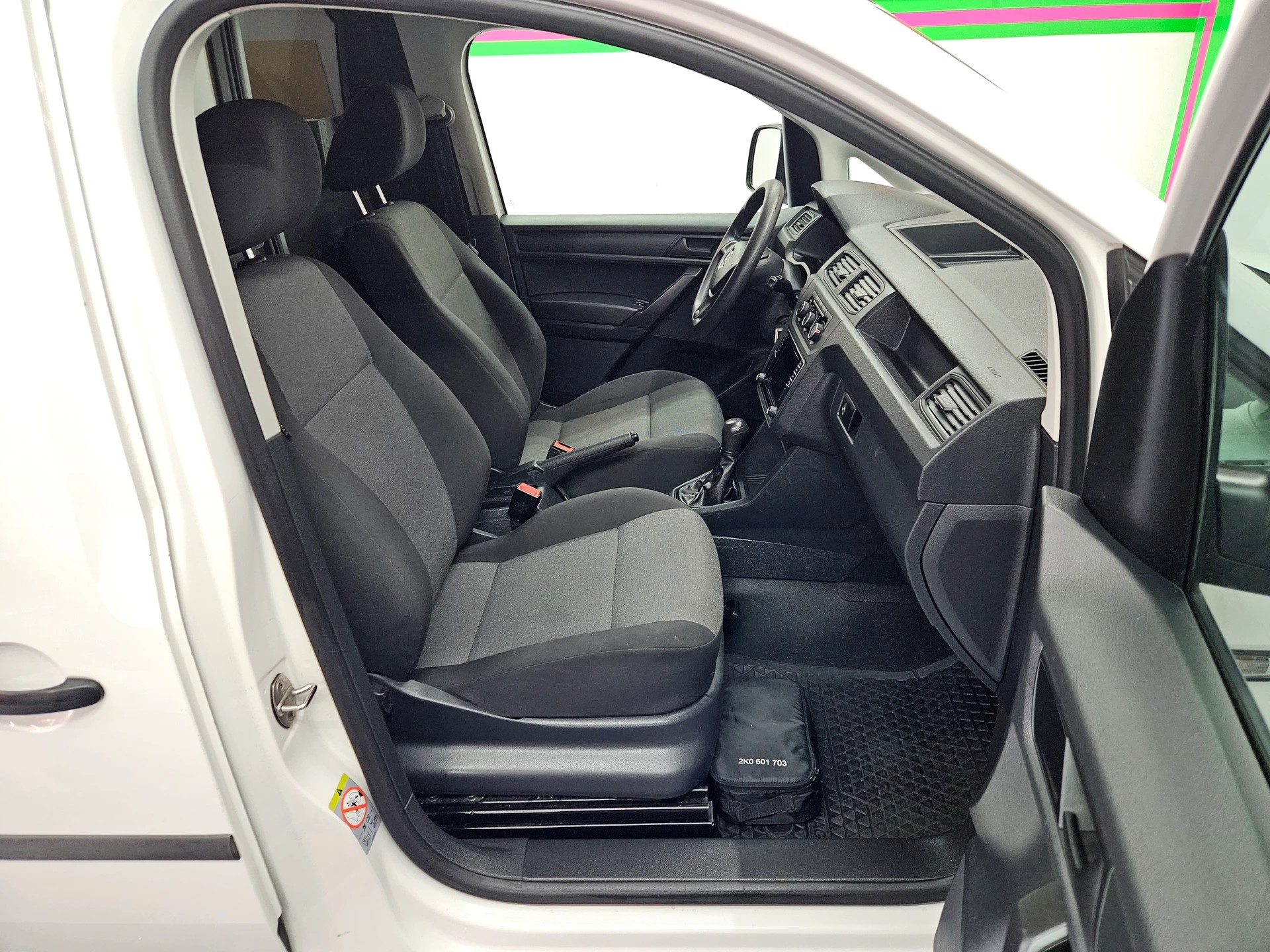 VW Caddy Maxi 2.0TDI BlueMotion Technology-image-10