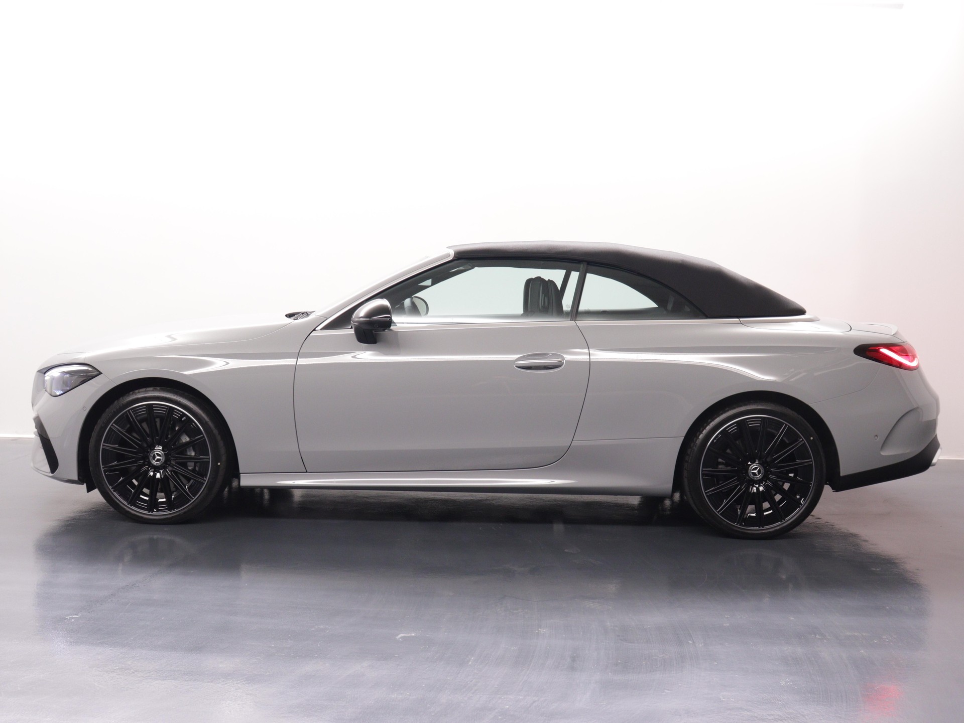 MERCEDES-BENZ CLE 450 AMG Line 4matic Cabriolet-showroom-element-1