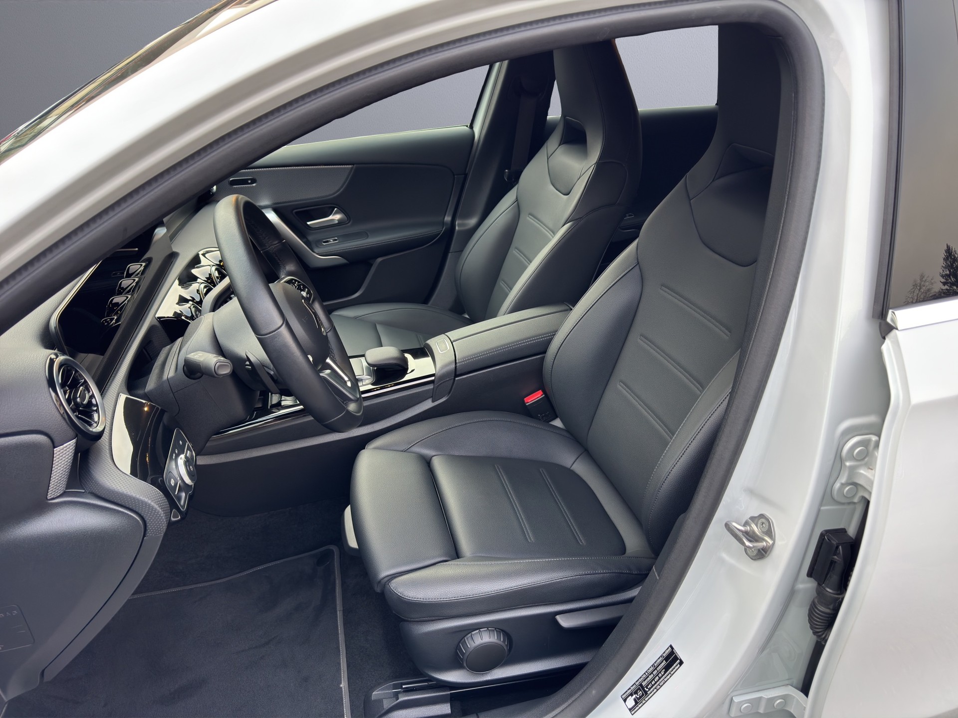 MERCEDES-BENZ A 180 Progressive 7G-DCT-image-10