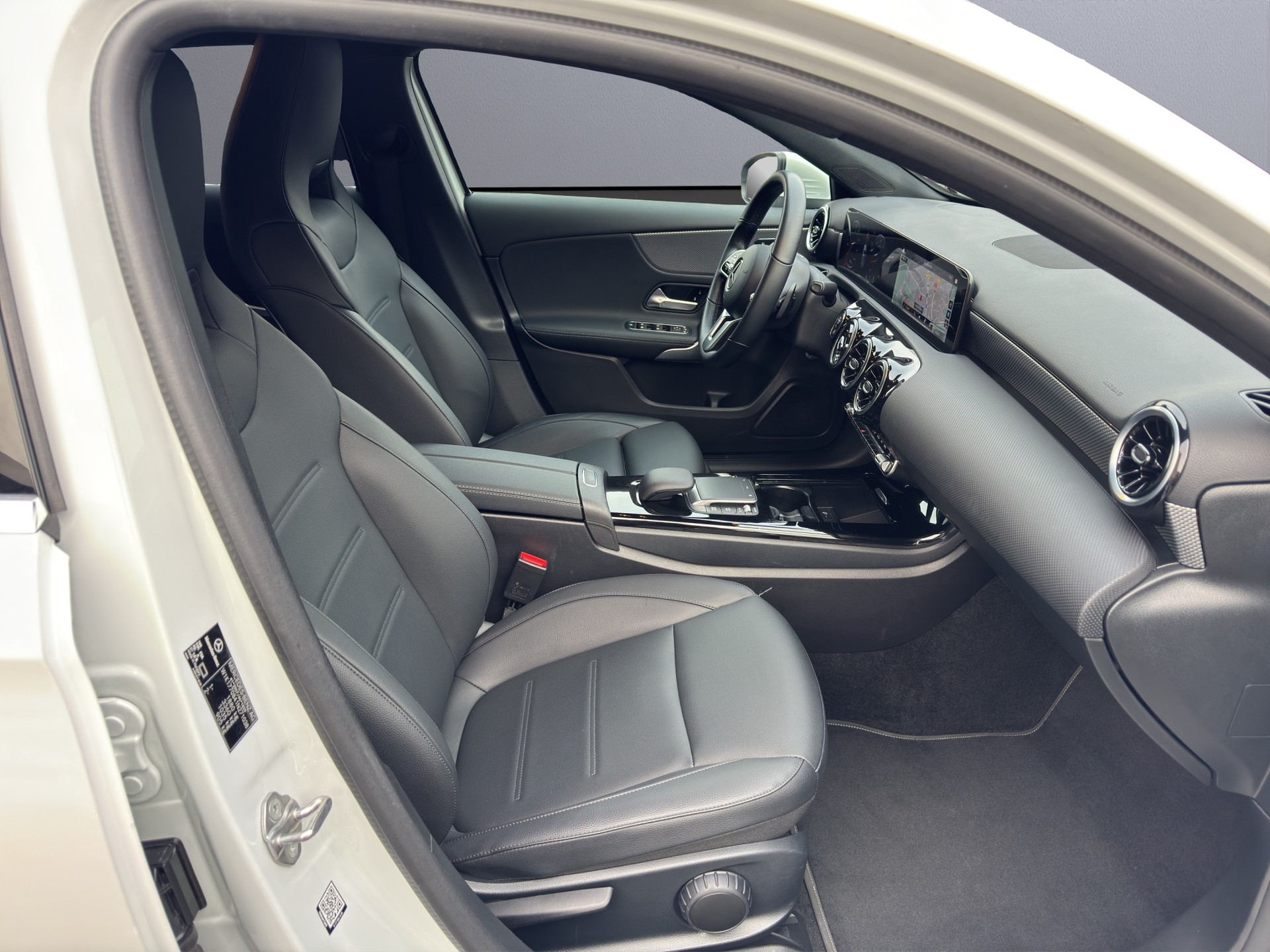 MERCEDES-BENZ A 180 Progressive 7G-DCT-image-15