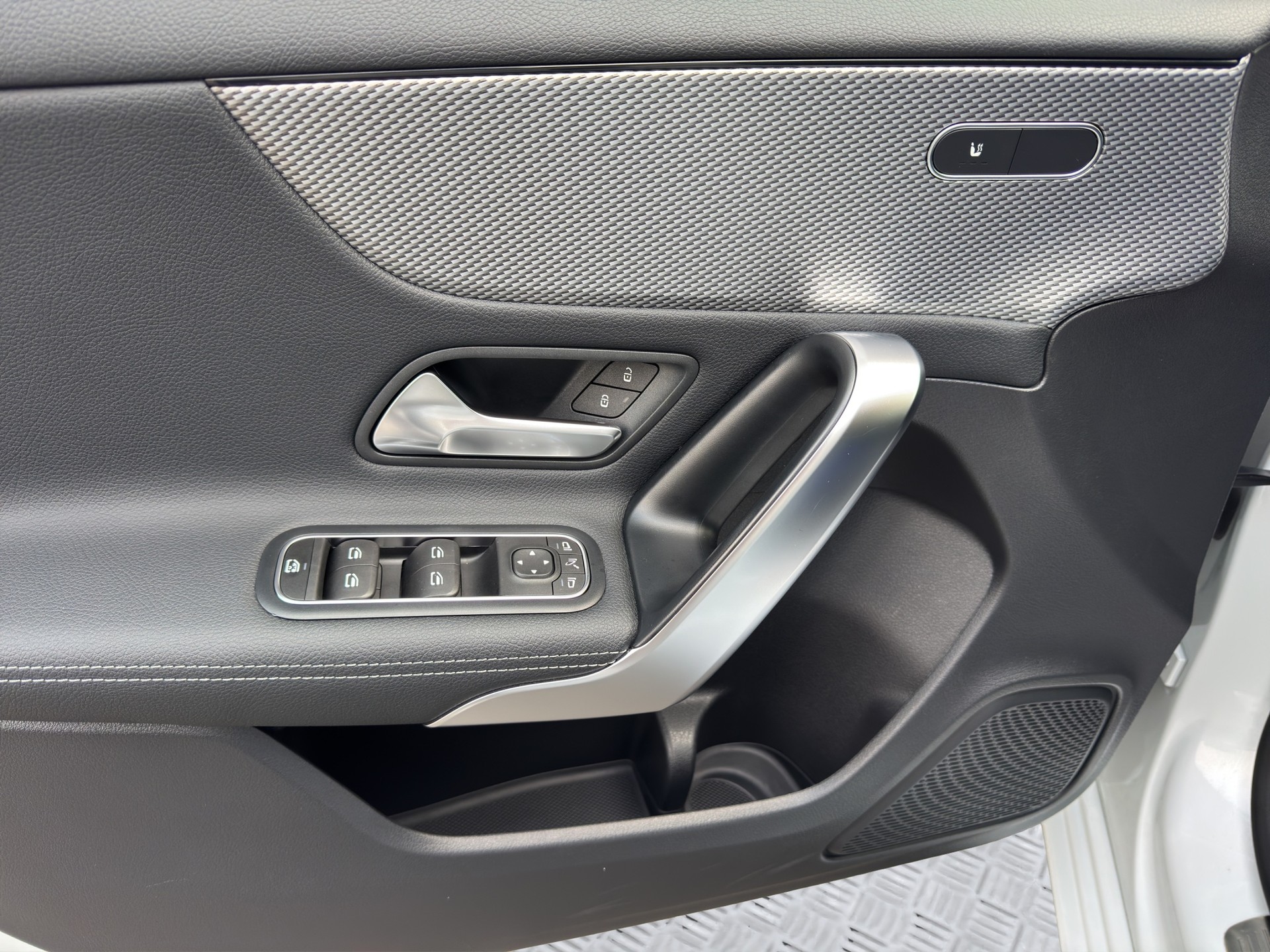 MERCEDES-BENZ A 180 Progressive 7G-DCT-image-9