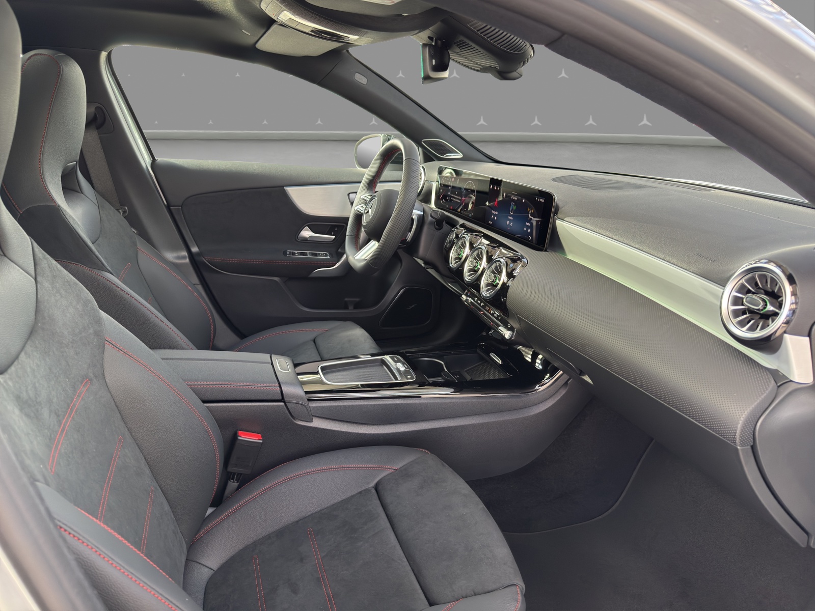 MERCEDES-BENZ A 200 - NightStar - AMG / Rückfahrkamera / Sitzmemory / Soundsystem / Panorama-Dach-image-14