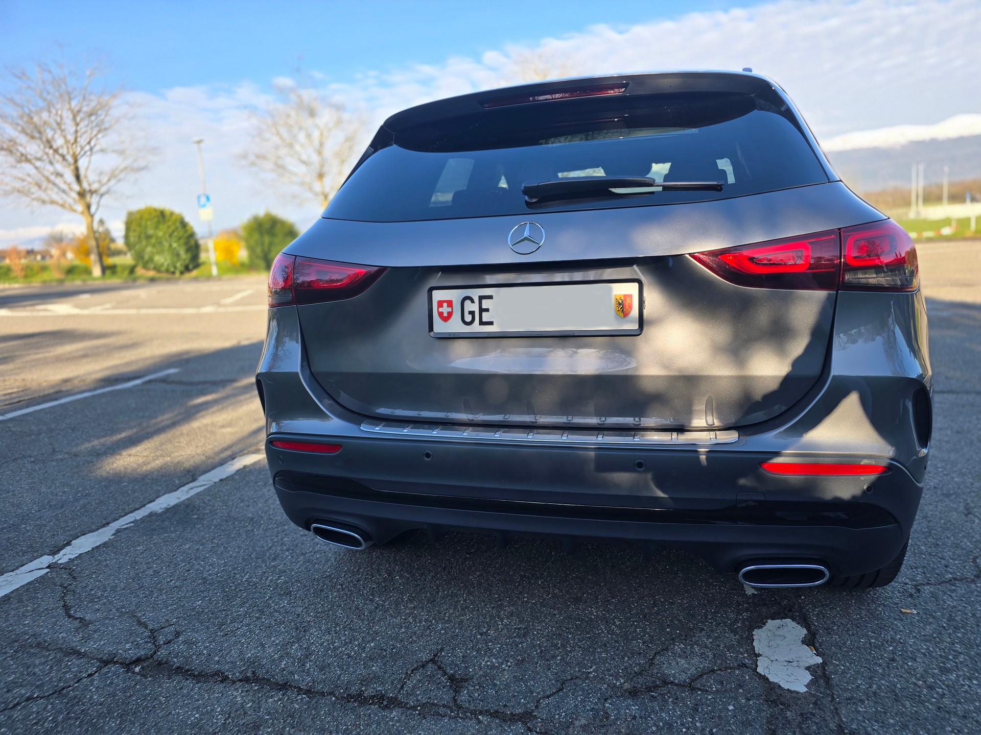 MERCEDES-BENZ GLA 250e AMG Line 8G-DCT-image-11