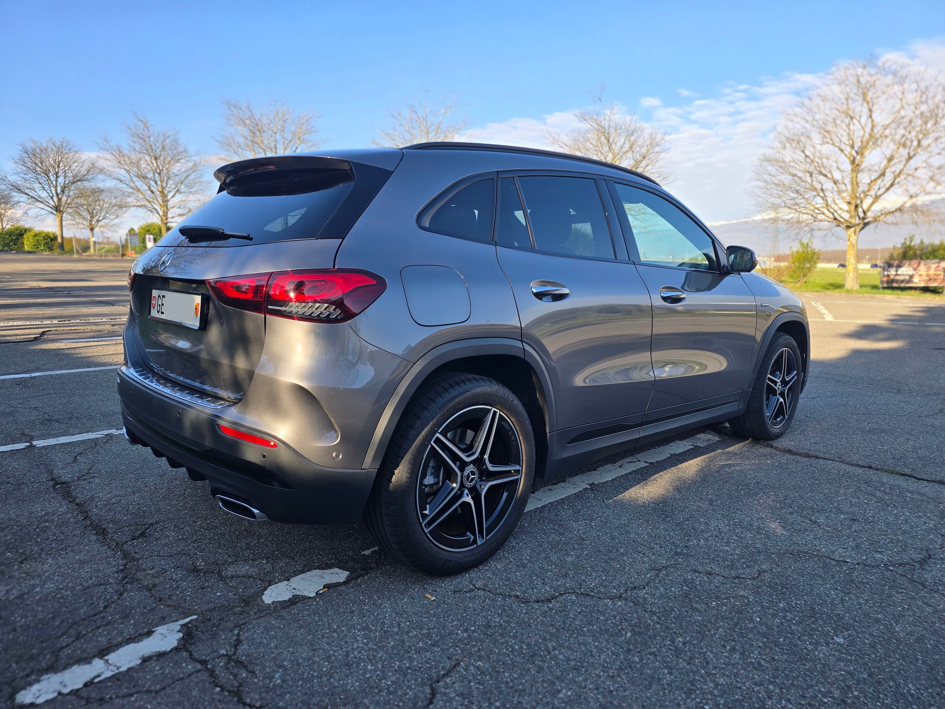 MERCEDES-BENZ GLA 250e AMG Line 8G-DCT-image-10