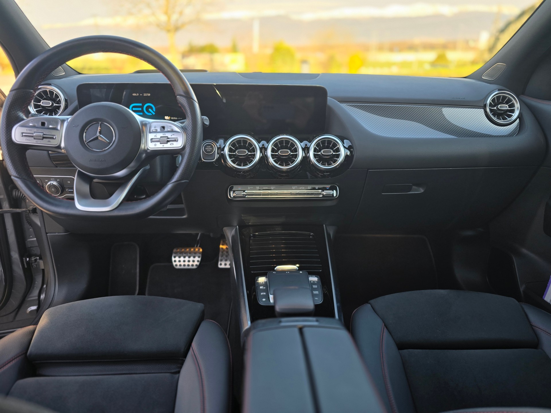 MERCEDES-BENZ GLA 250e AMG Line 8G-DCT-image-14