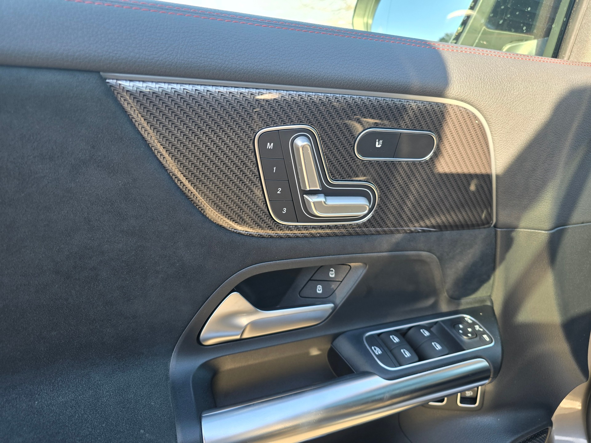 MERCEDES-BENZ GLA 250e AMG Line 8G-DCT-image-2