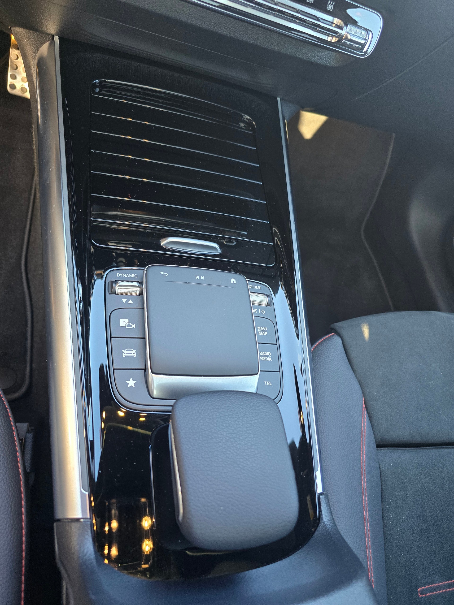 MERCEDES-BENZ GLA 250e AMG Line 8G-DCT-image-15