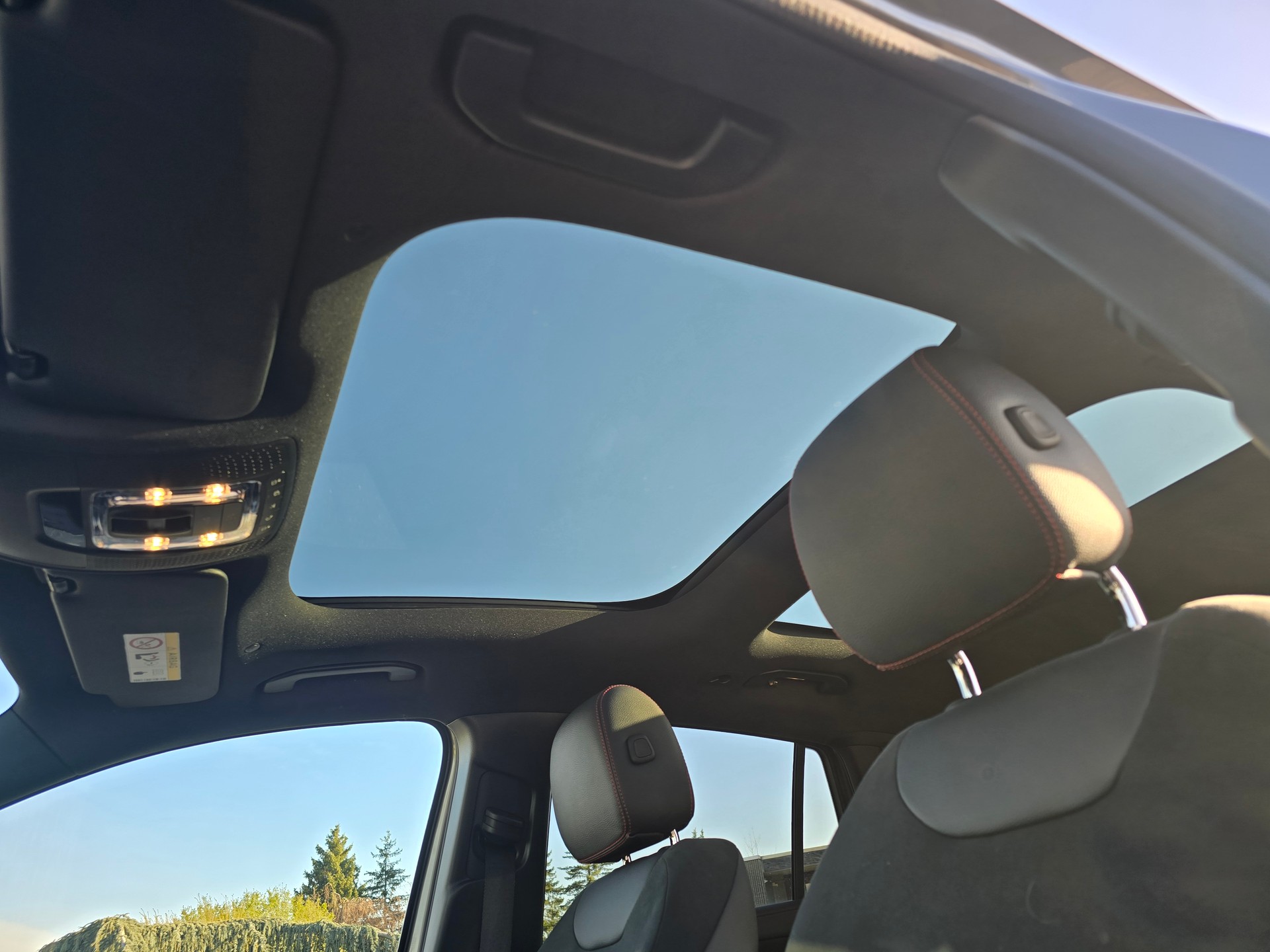 MERCEDES-BENZ GLA 250e AMG Line 8G-DCT-image-3
