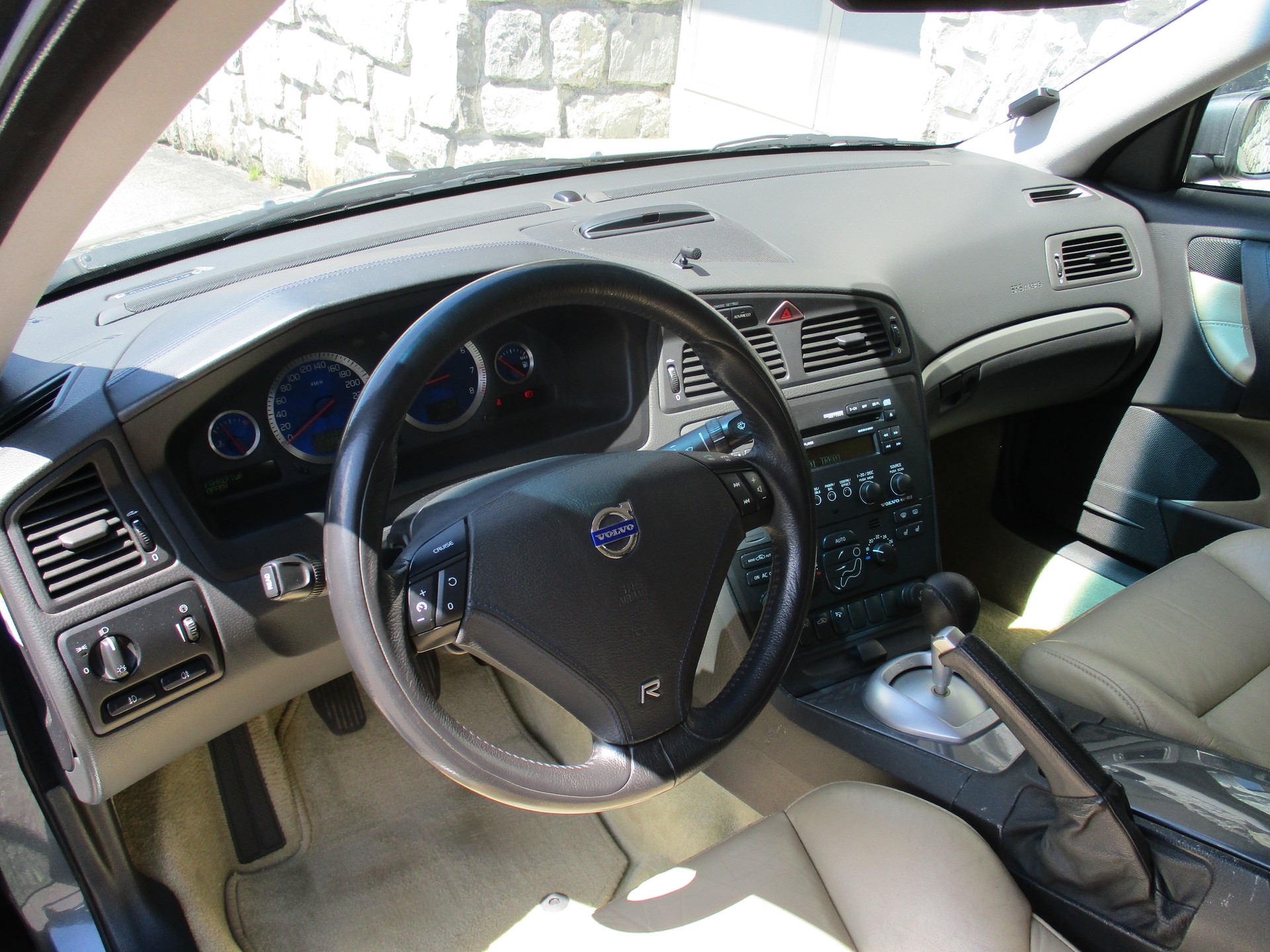 VOLVO S60 R AWD-image-3