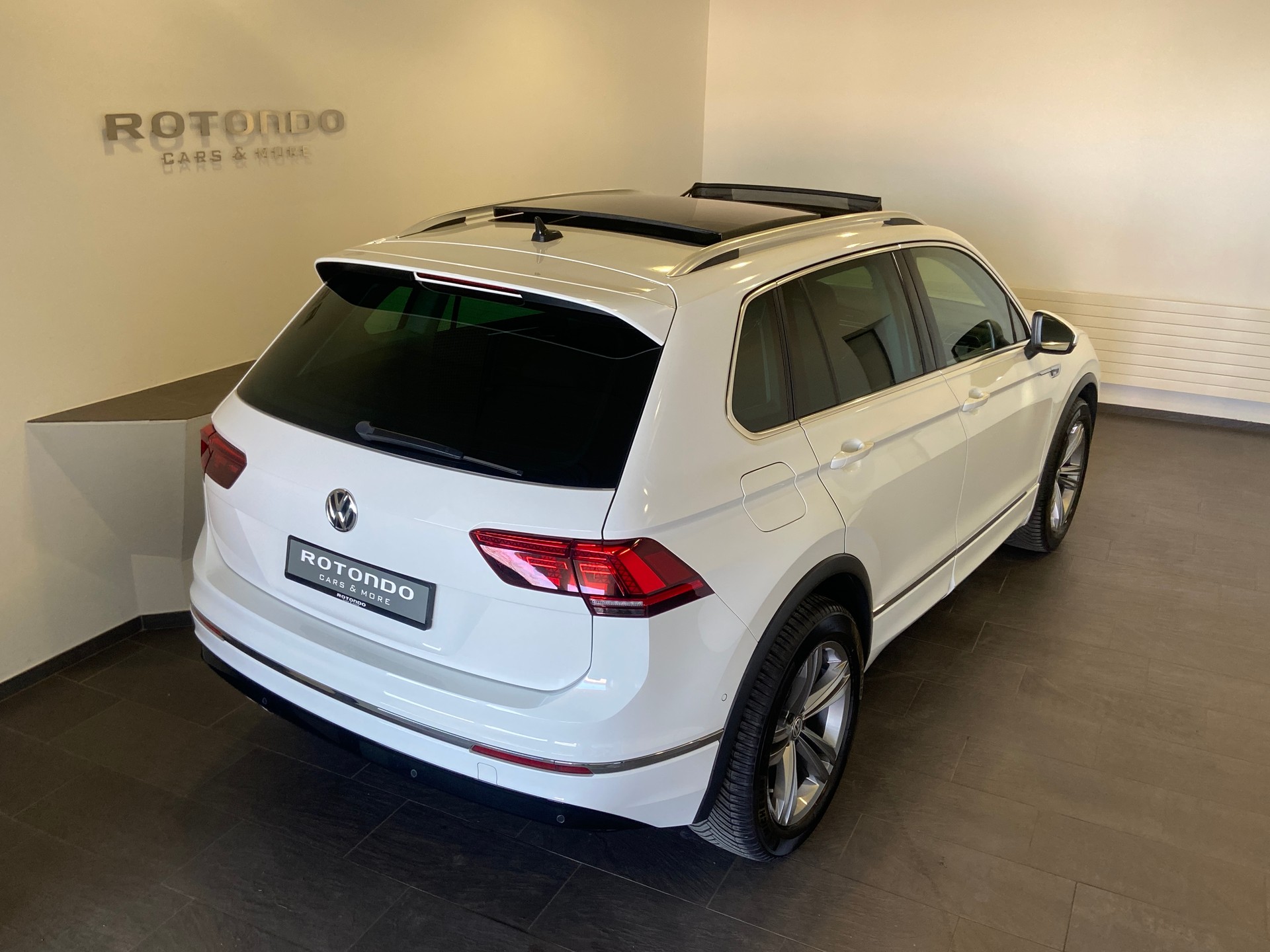 VW Tiguan 2.0 TDI SCR R-Line Highline 4Motion DSG-image-2