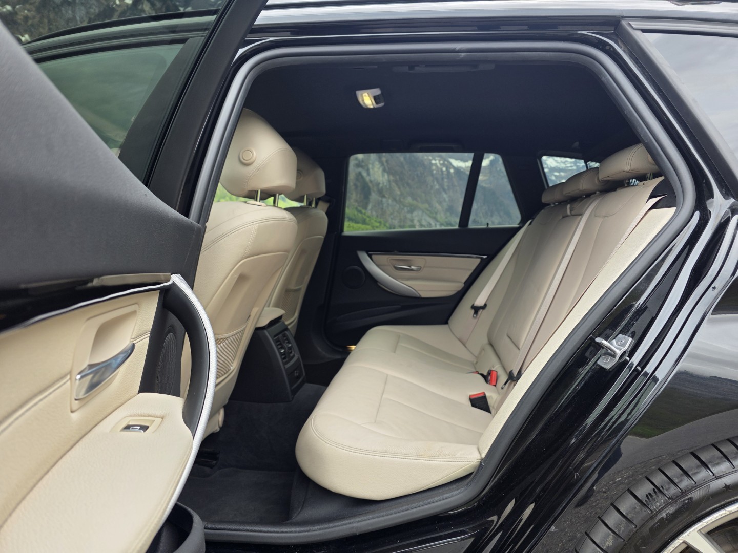 BMW 325d Touring-image-8