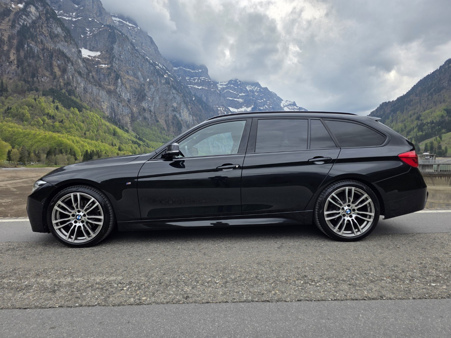 BMW 325d Touring-image-0