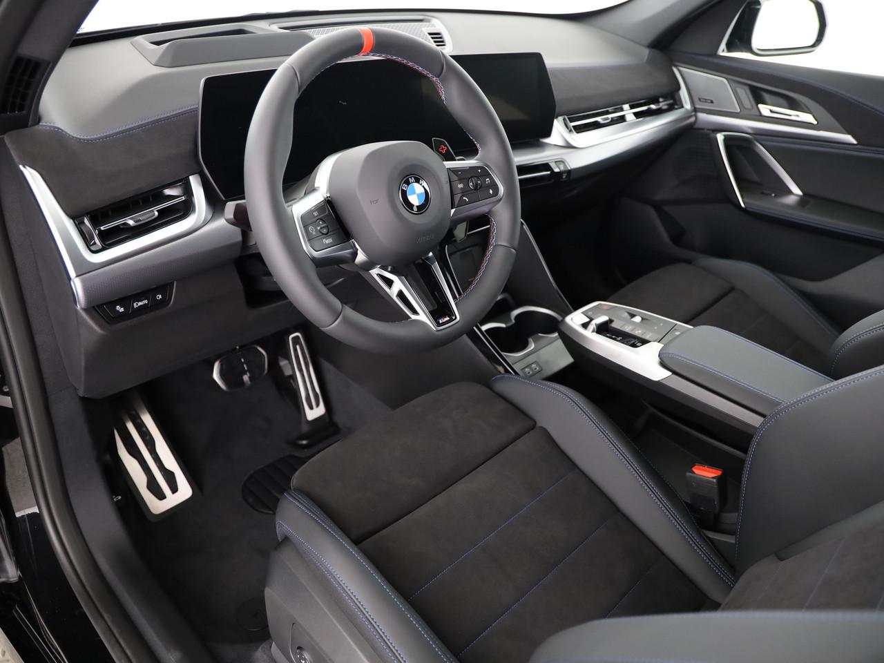 BMW X1 M35i-showroom-element-3