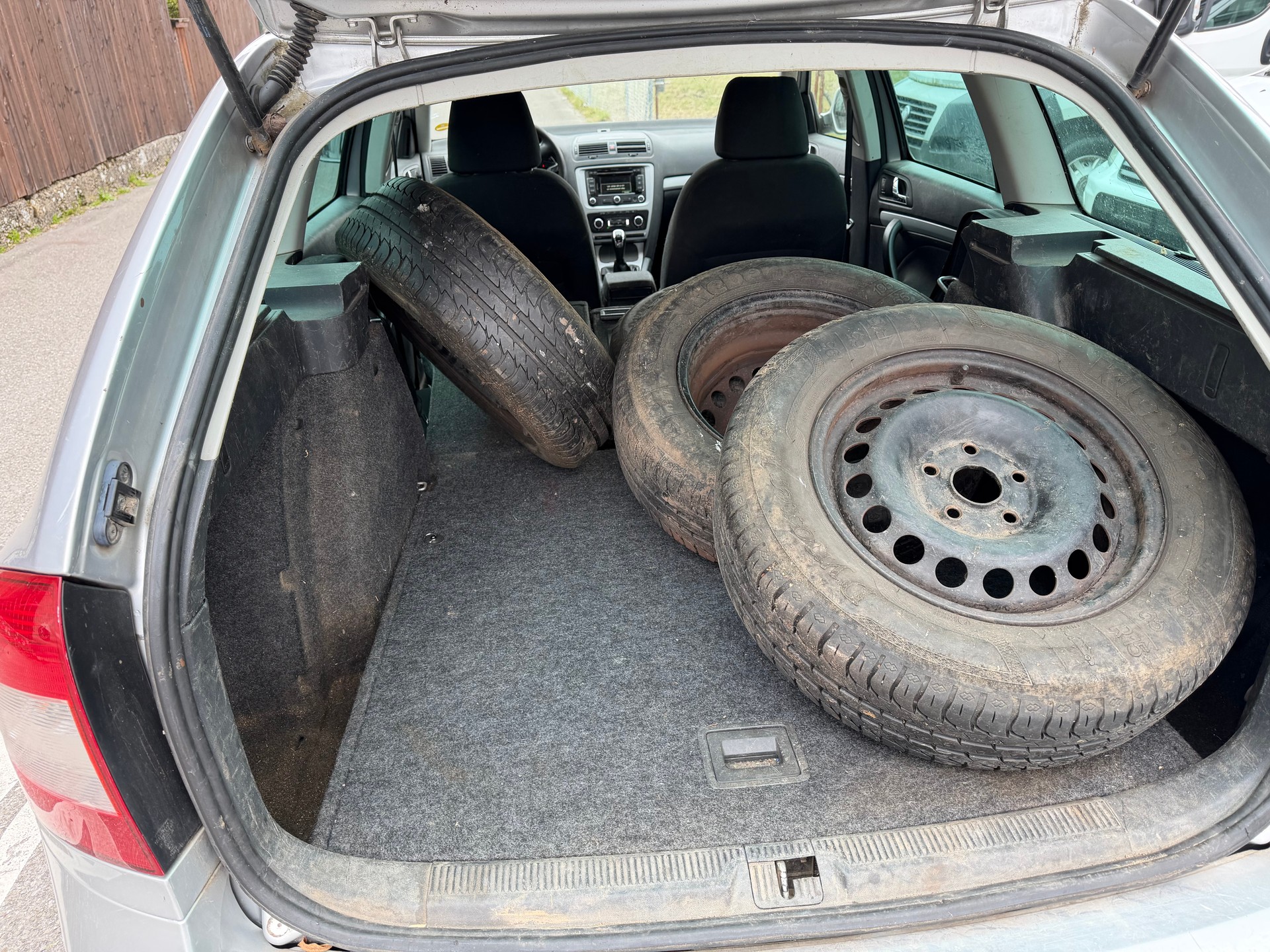 SKODA Octavia Combi 1.6 TDI Ambiente-image-7
