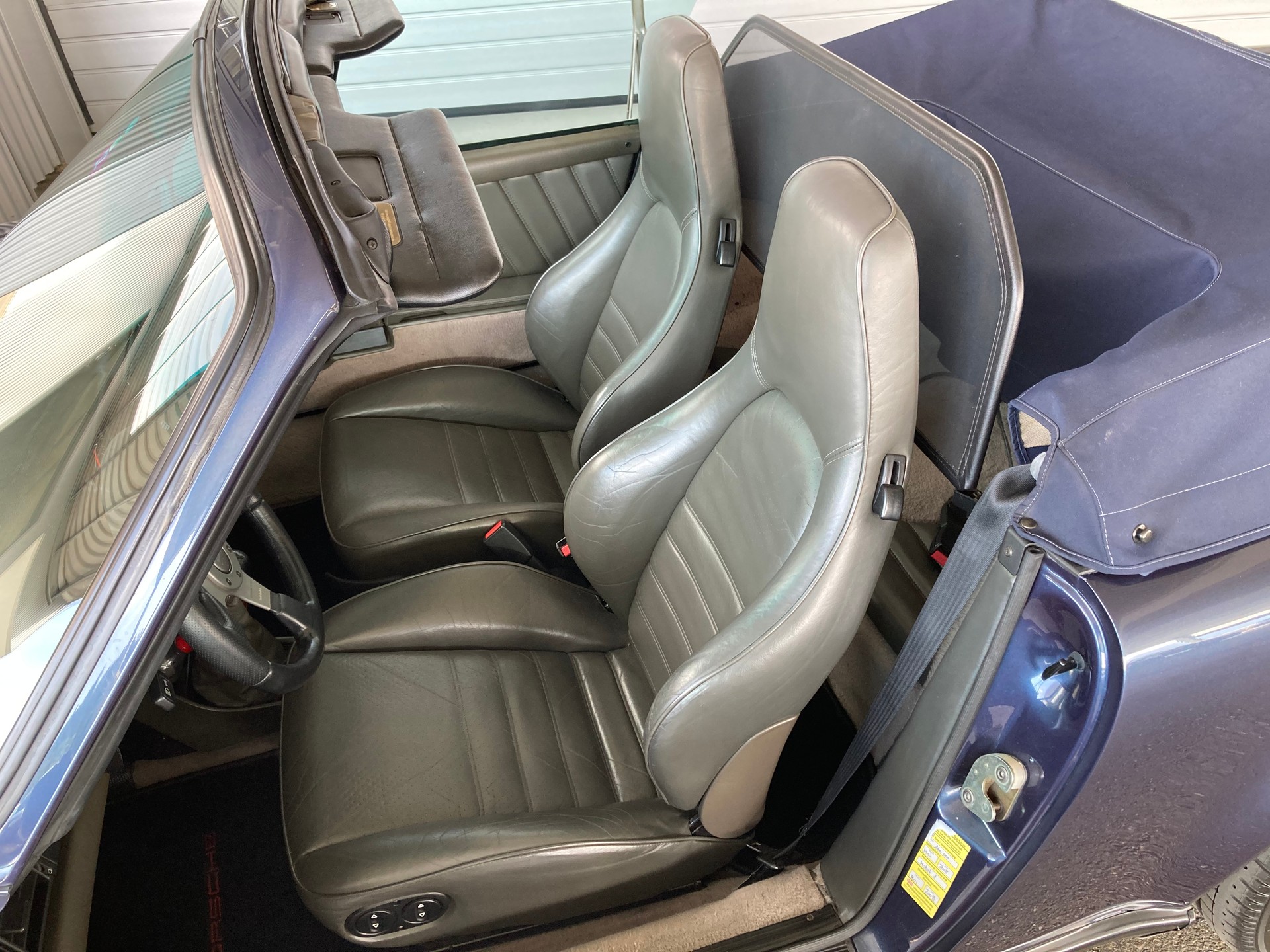 PORSCHE 911 Carrera Cabrio-image-8
