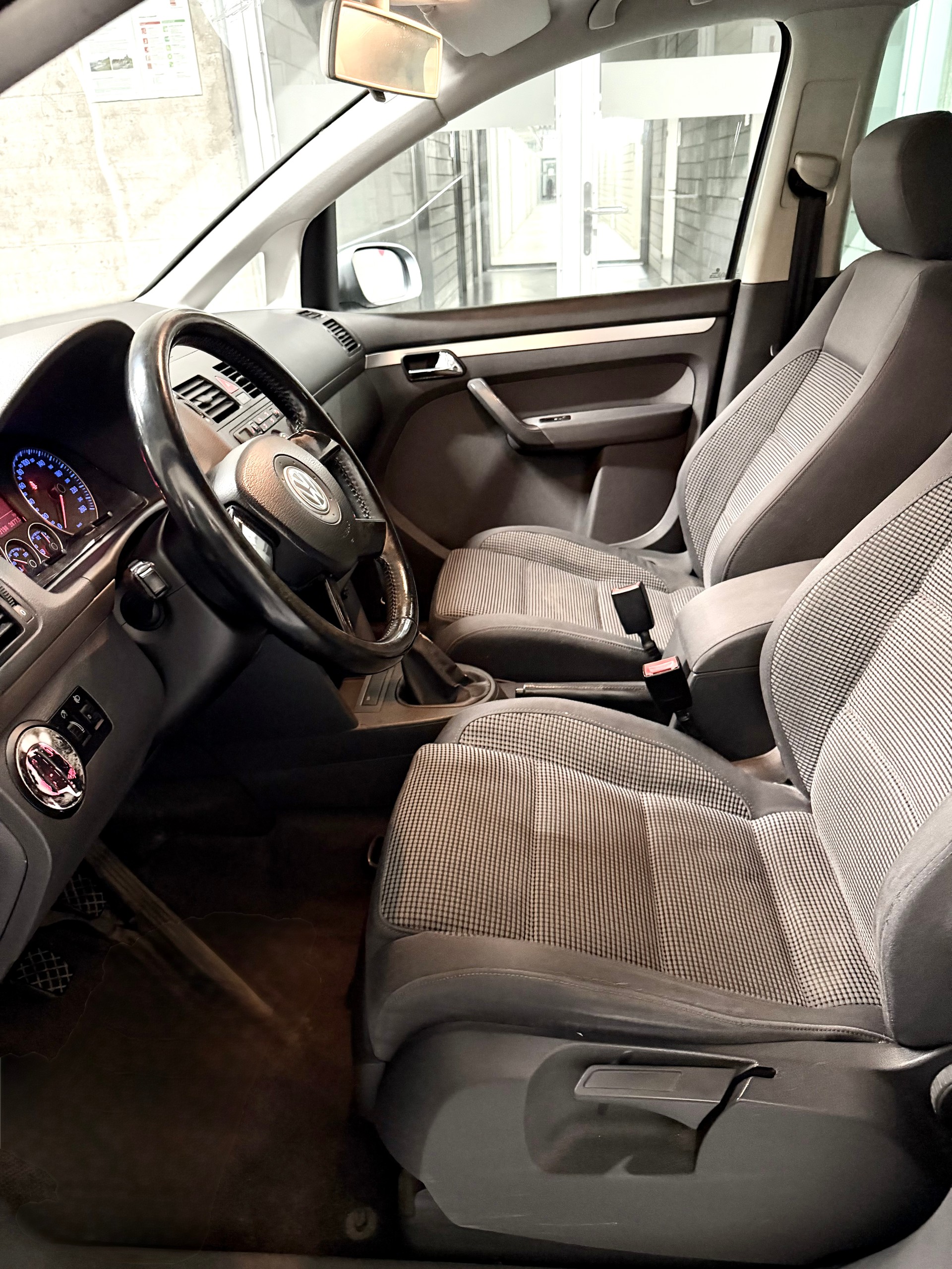 VW Touran 2.0 FSI Highline-image-11