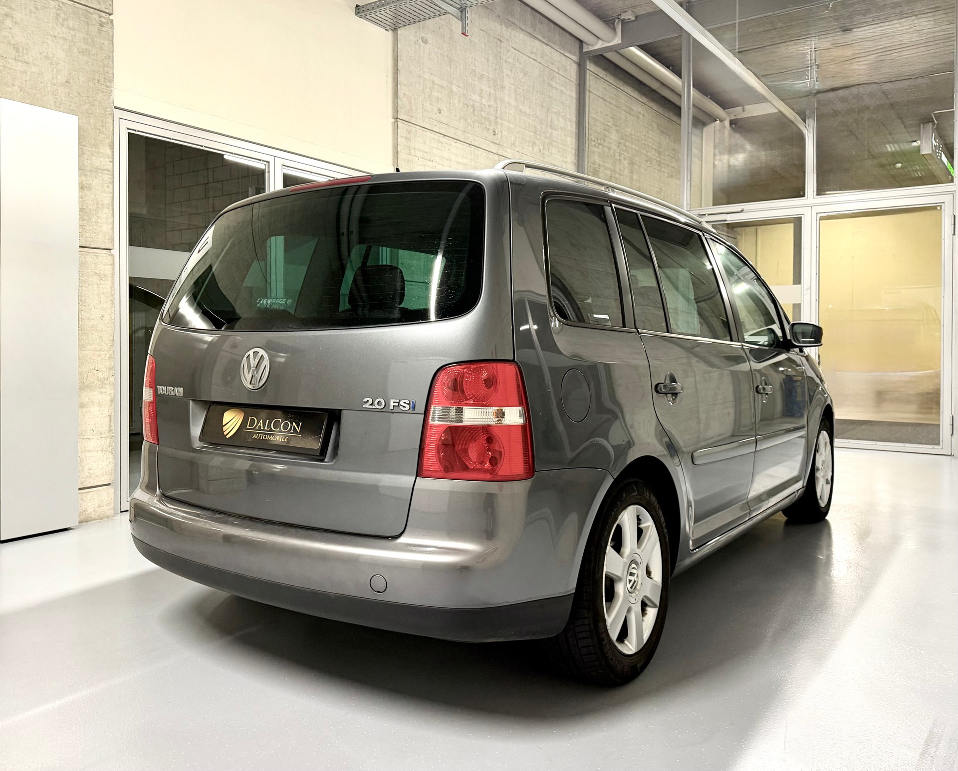 VW Touran 2.0 FSI Highline-image-7