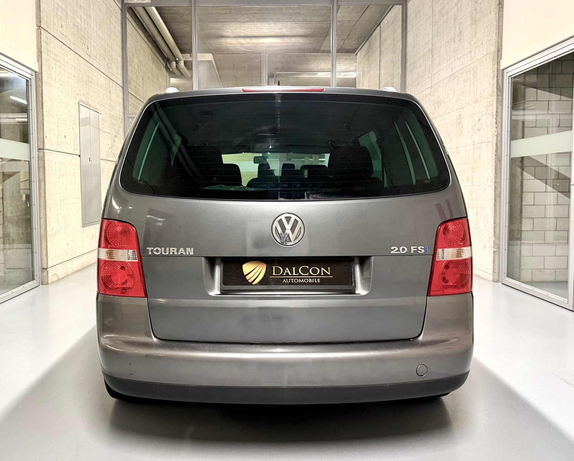 VW Touran 2.0 FSI Highline-image-8