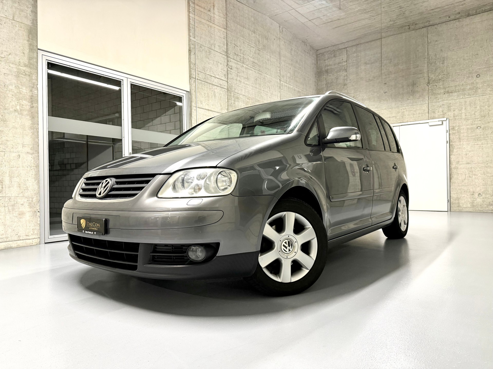 VW Touran 2.0 FSI Highline-image-1