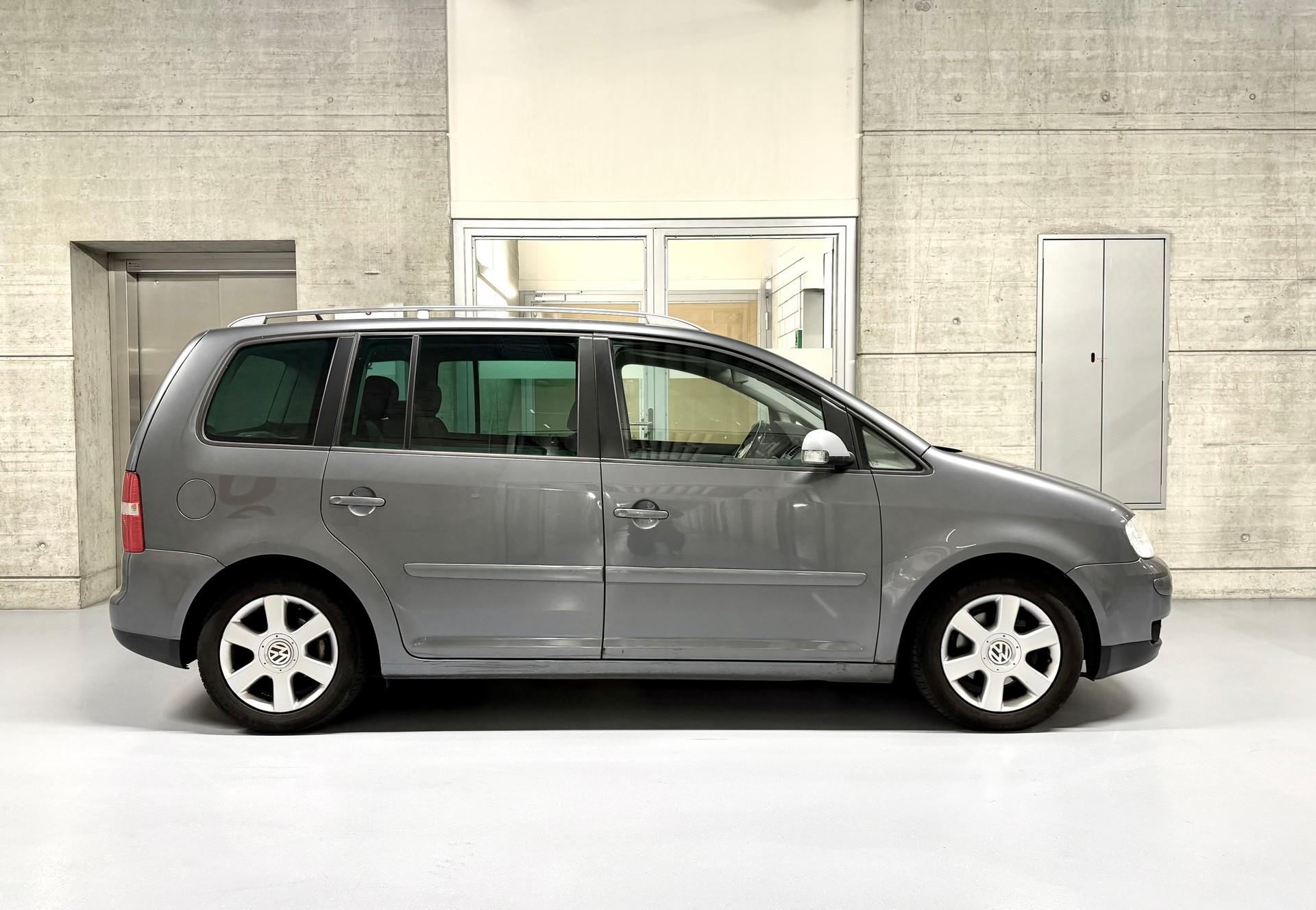 VW Touran 2.0 FSI Highline-image-4