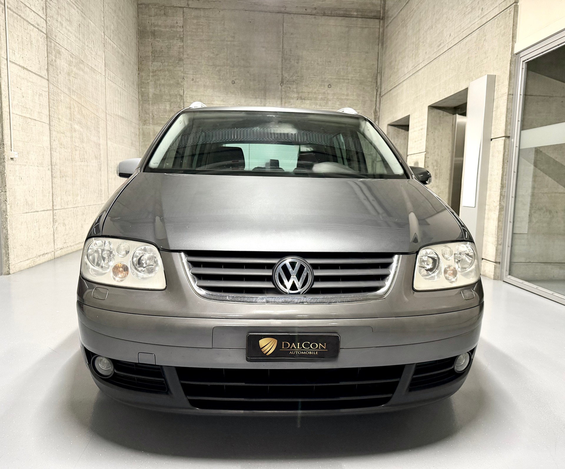VW Touran 2.0 FSI Highline-image-5