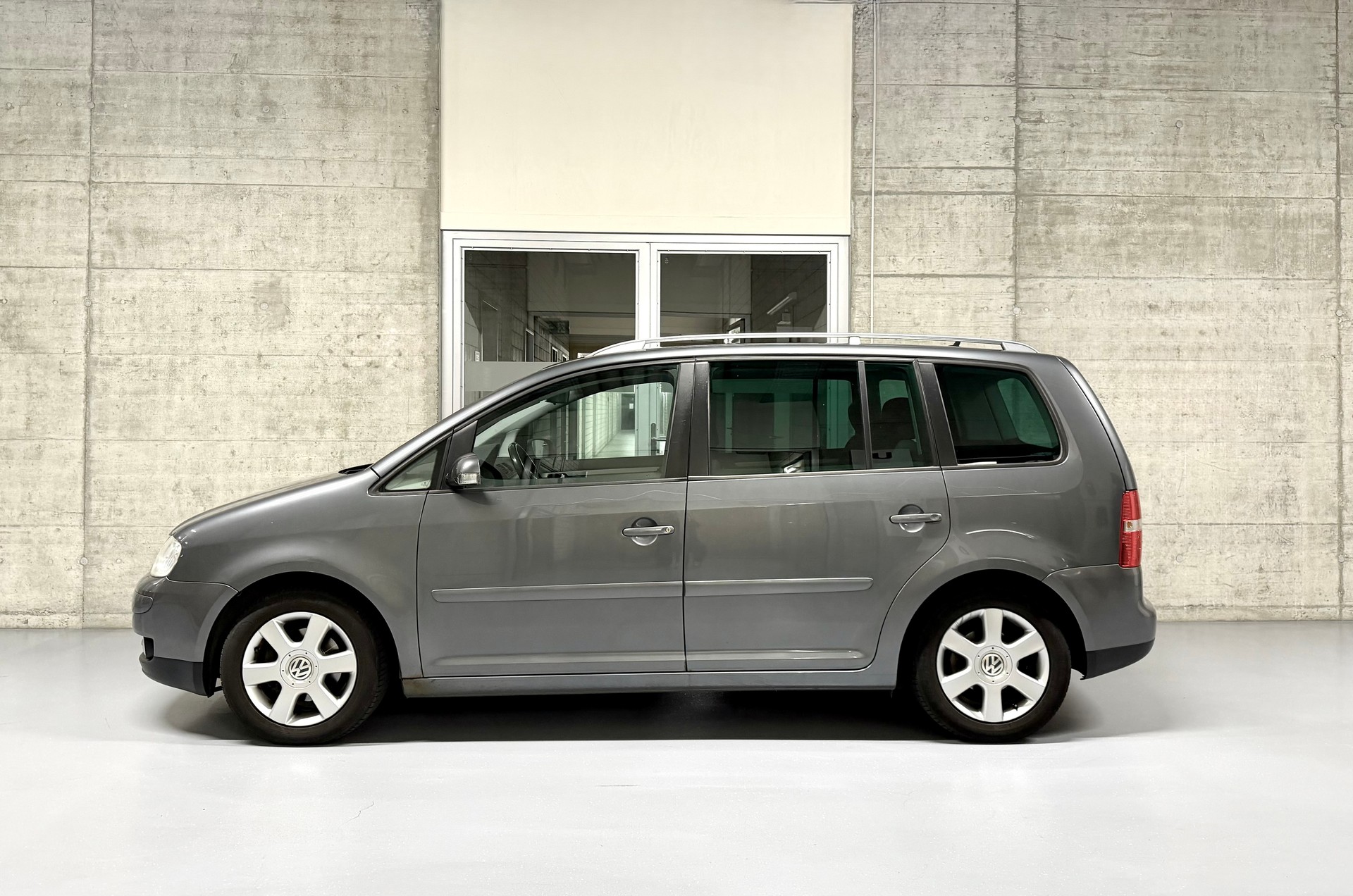 VW Touran 2.0 FSI Highline-image-3