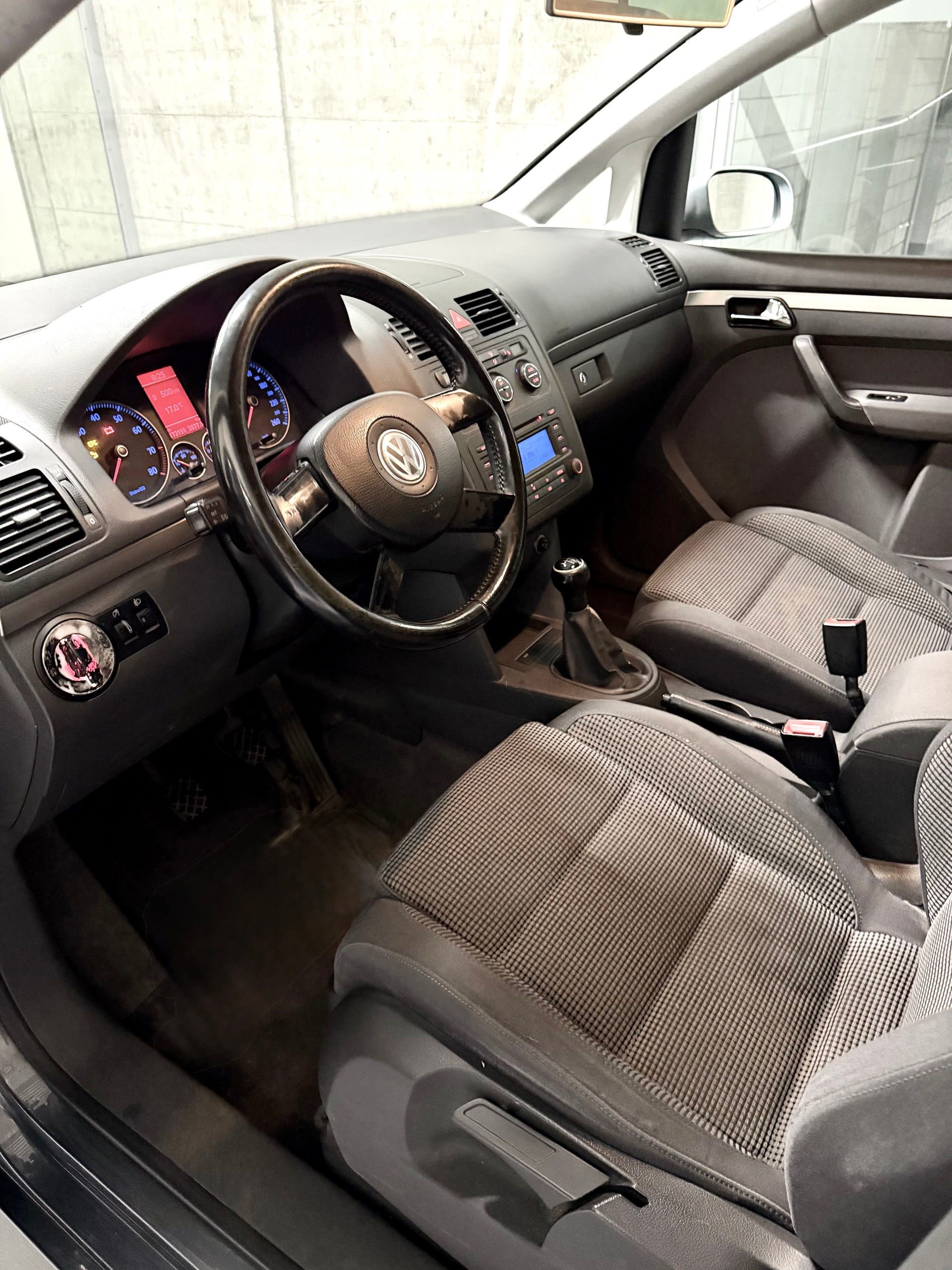 VW Touran 2.0 FSI Highline-image-10