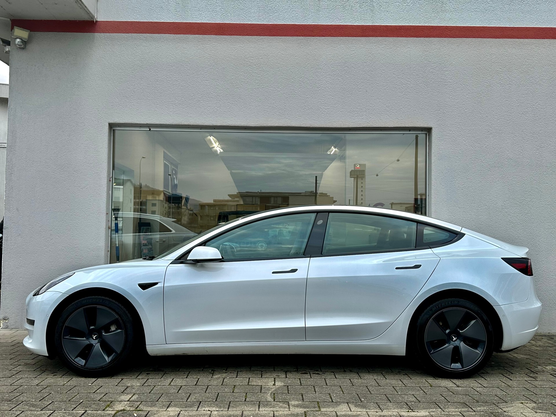 TESLA Model 3 Long Range Dual Motor AWD-showroom-element-3