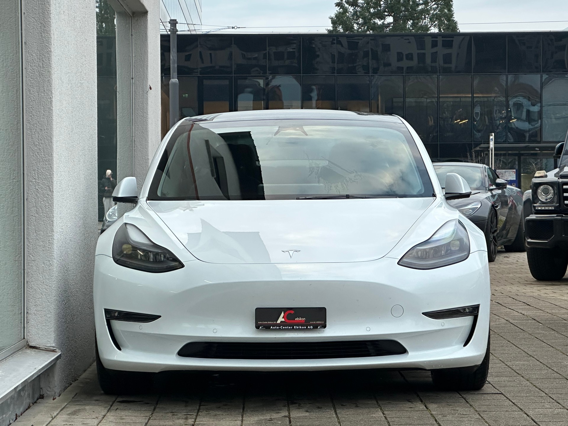 TESLA Model 3 Long Range Dual Motor AWD-showroom-element-2