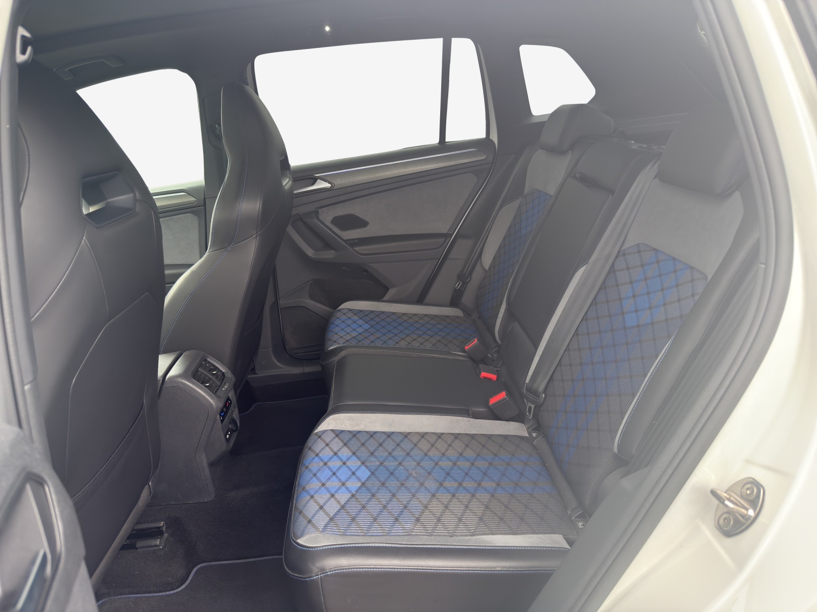 VW Tiguan 2.0TSI R 4Motion DSG-image-11